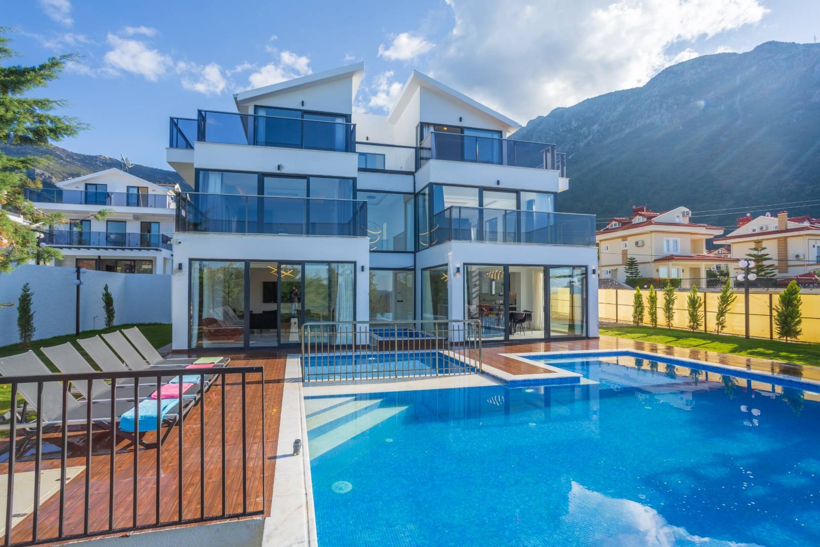 Fethiye Ölüdeniz'de Muhteşem Doğada, Kapalı Havuzlu, Konforlu Villa