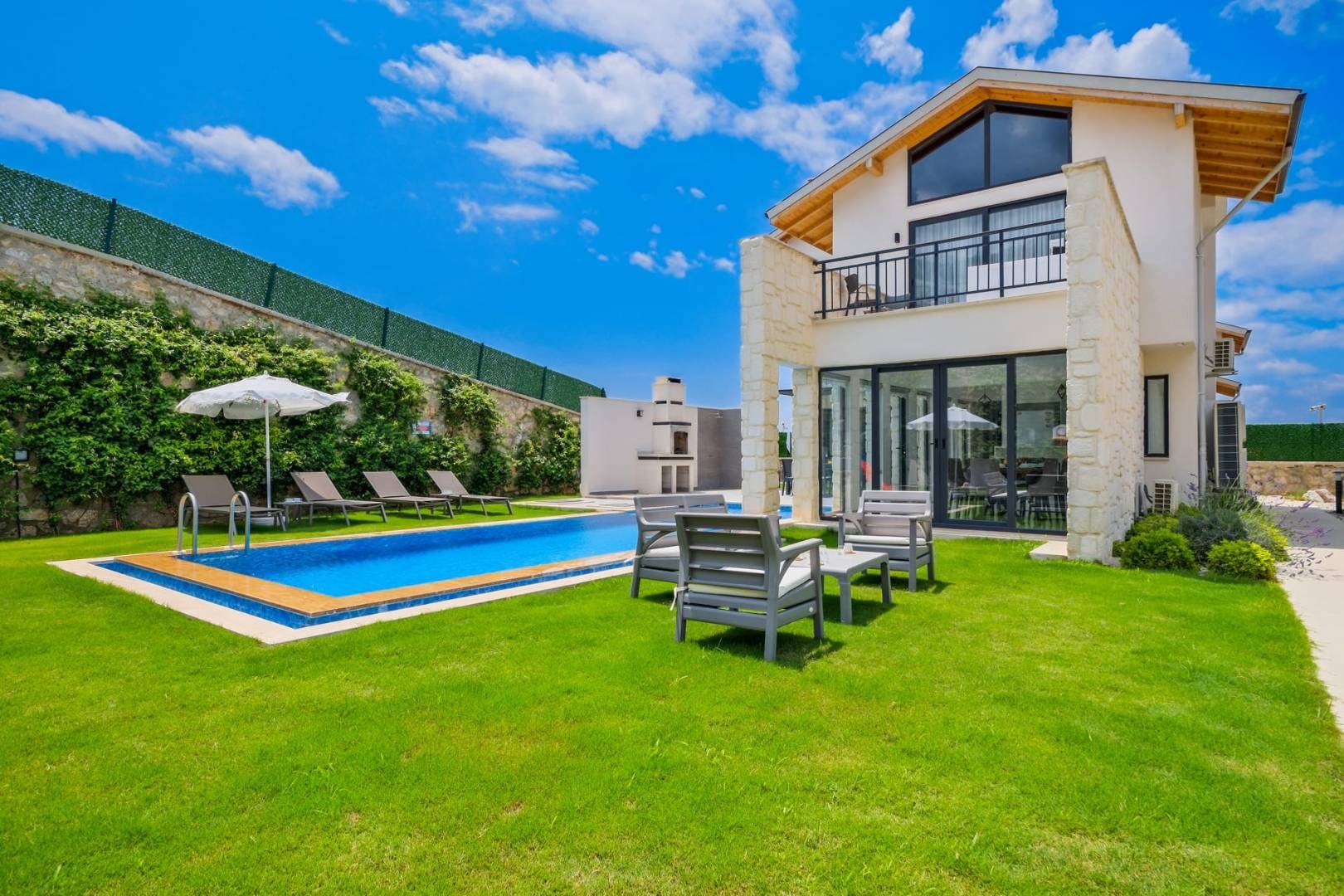 Fethiye Ölüdeniz'de Nezih Konumda, Özel Havuzlu, Jakuzili Villa