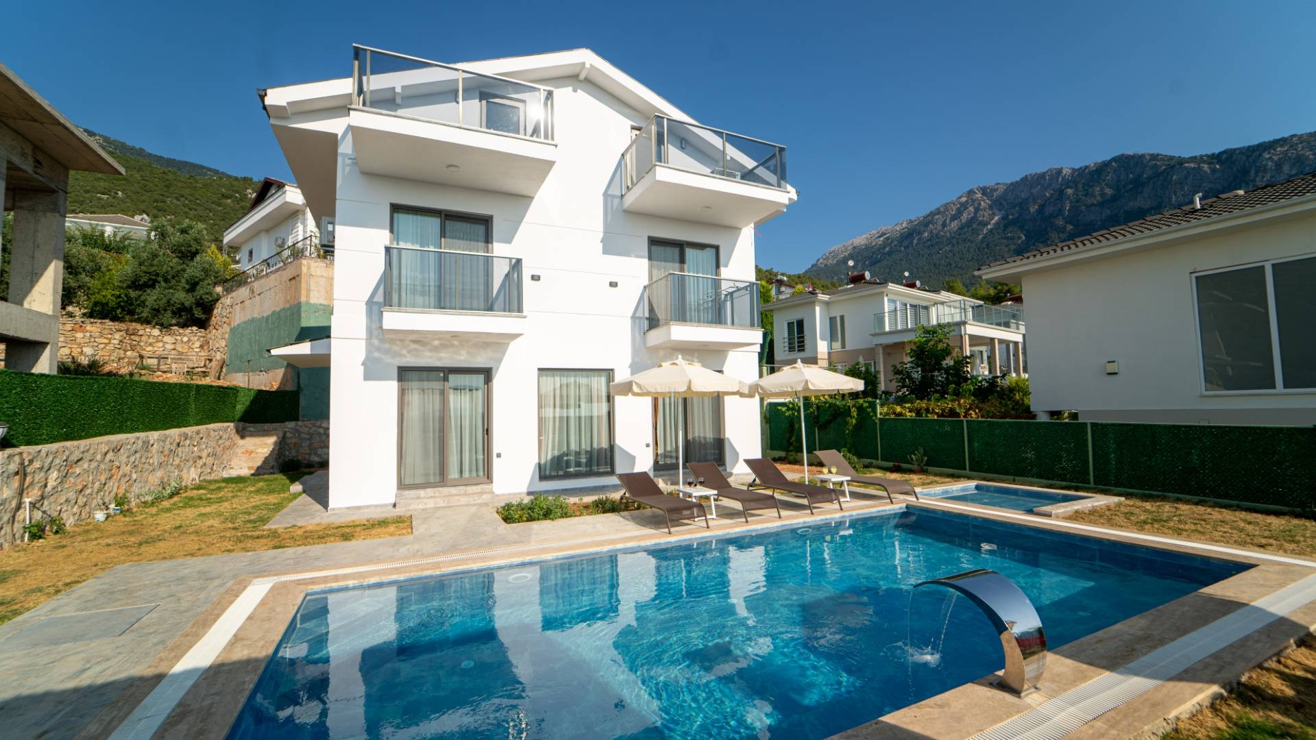 Fethiye Ölüdeniz'de Nezih Konumda, Özel Havuzlu, Modern Villa