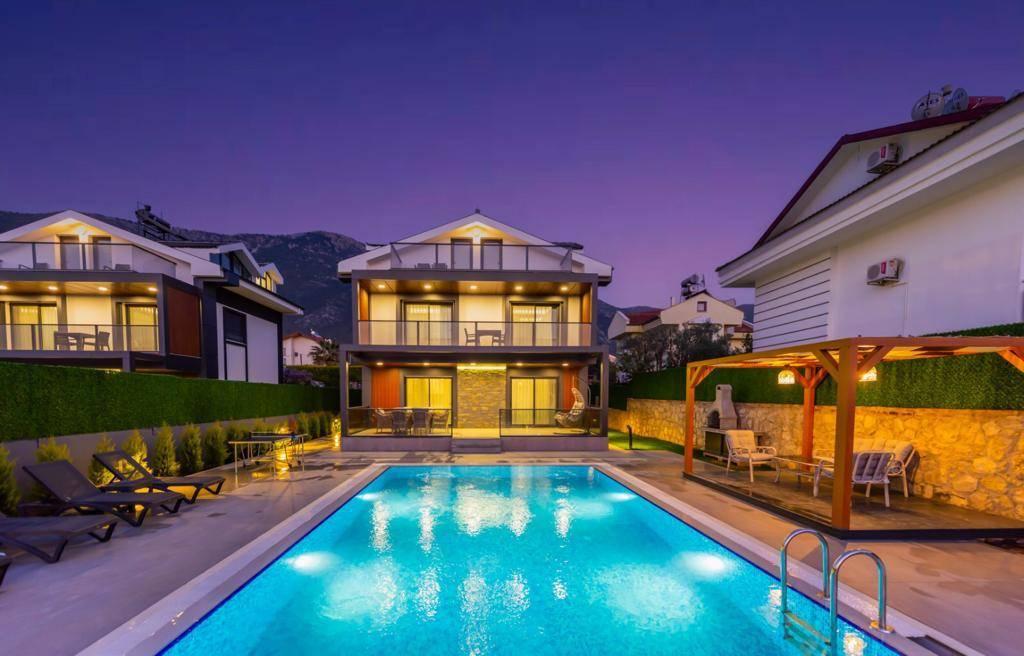 Fethiye Ölüdeniz'de Merkezi Konumda, 4+1, Bahçeli, Kiralık Villa-42803