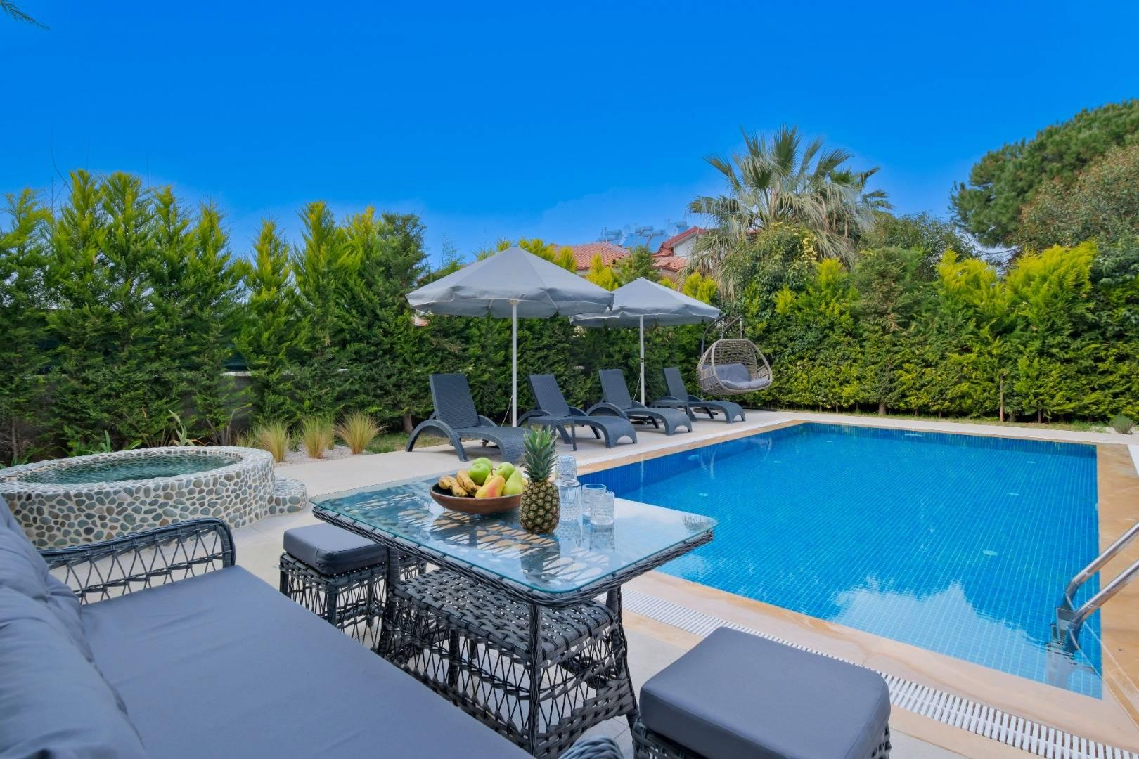 Fethiye Ölüdeniz'de Sakin Konumda, Açık ve Kapalı Havuzlu, Şık Villa-33590