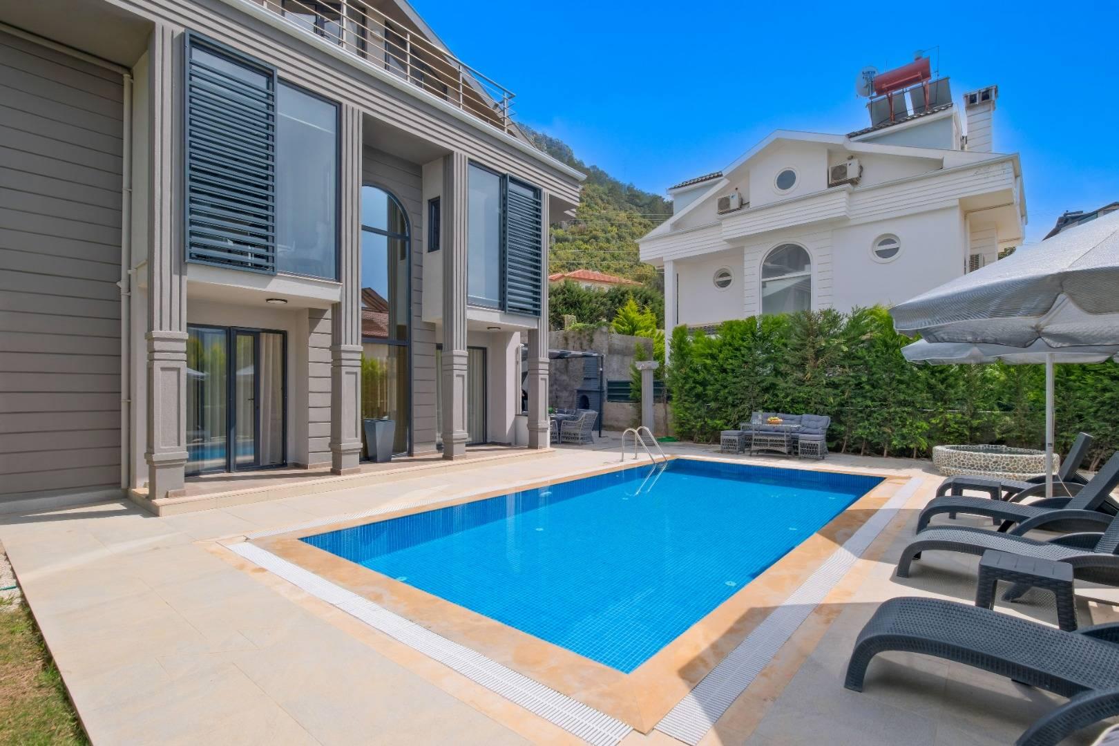 Fethiye Ölüdeniz'de Sakin Konumda, Açık ve Kapalı Havuzlu, Şık Villa-33590