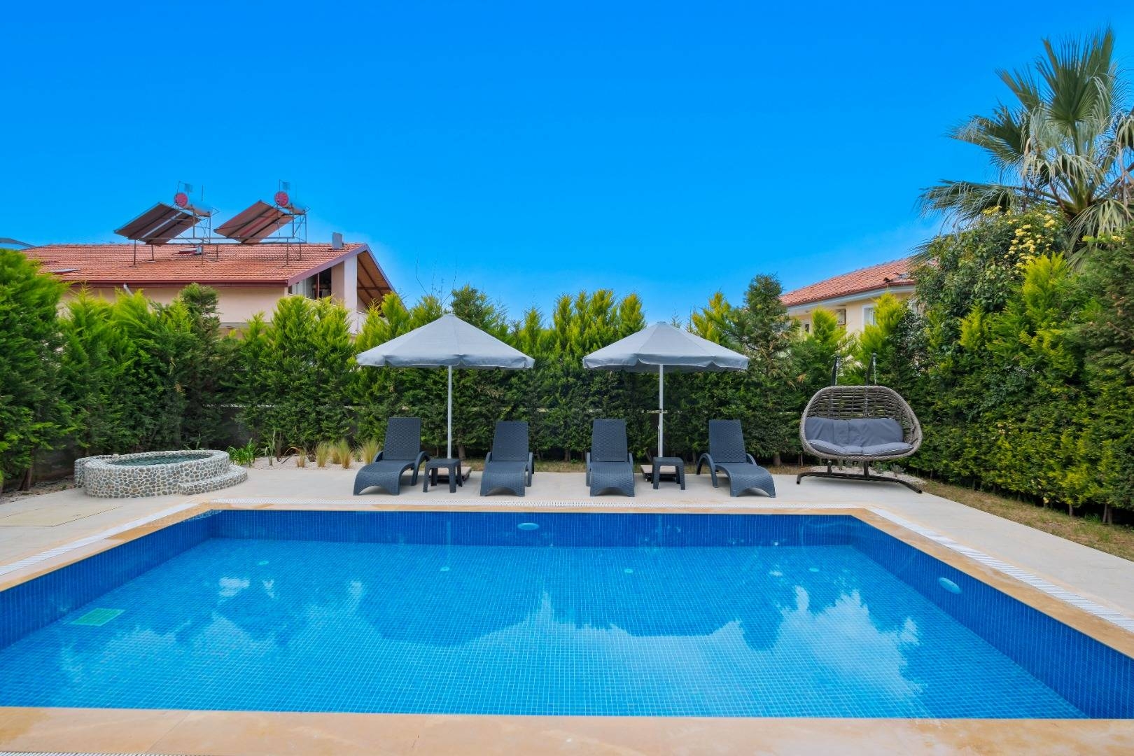 Fethiye Ölüdeniz'de Sakin Konumda, Açık ve Kapalı Havuzlu, Şık Villa