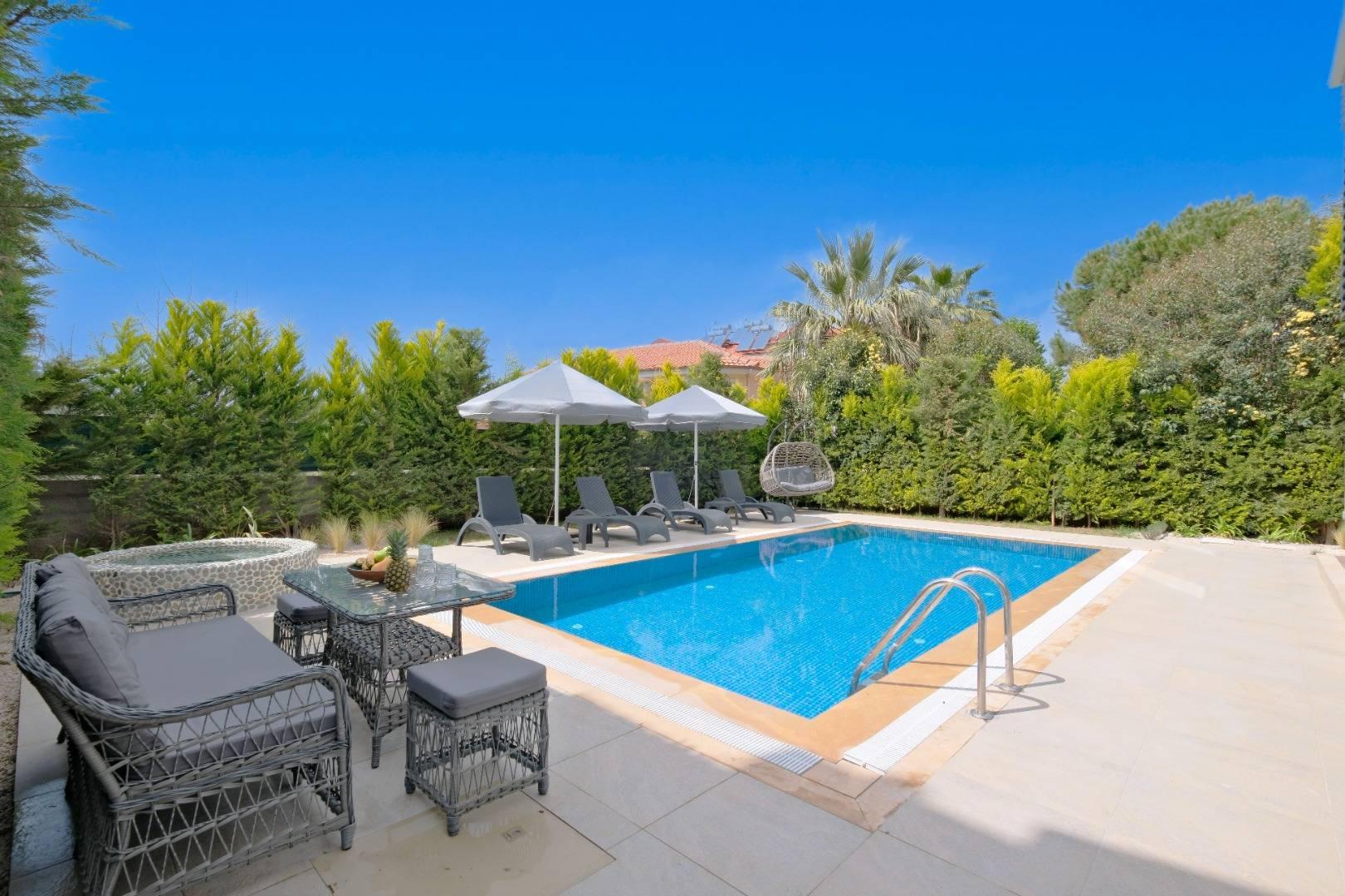 Fethiye Ölüdeniz'de Sakin Konumda, Açık ve Kapalı Havuzlu, Şık Villa-33590