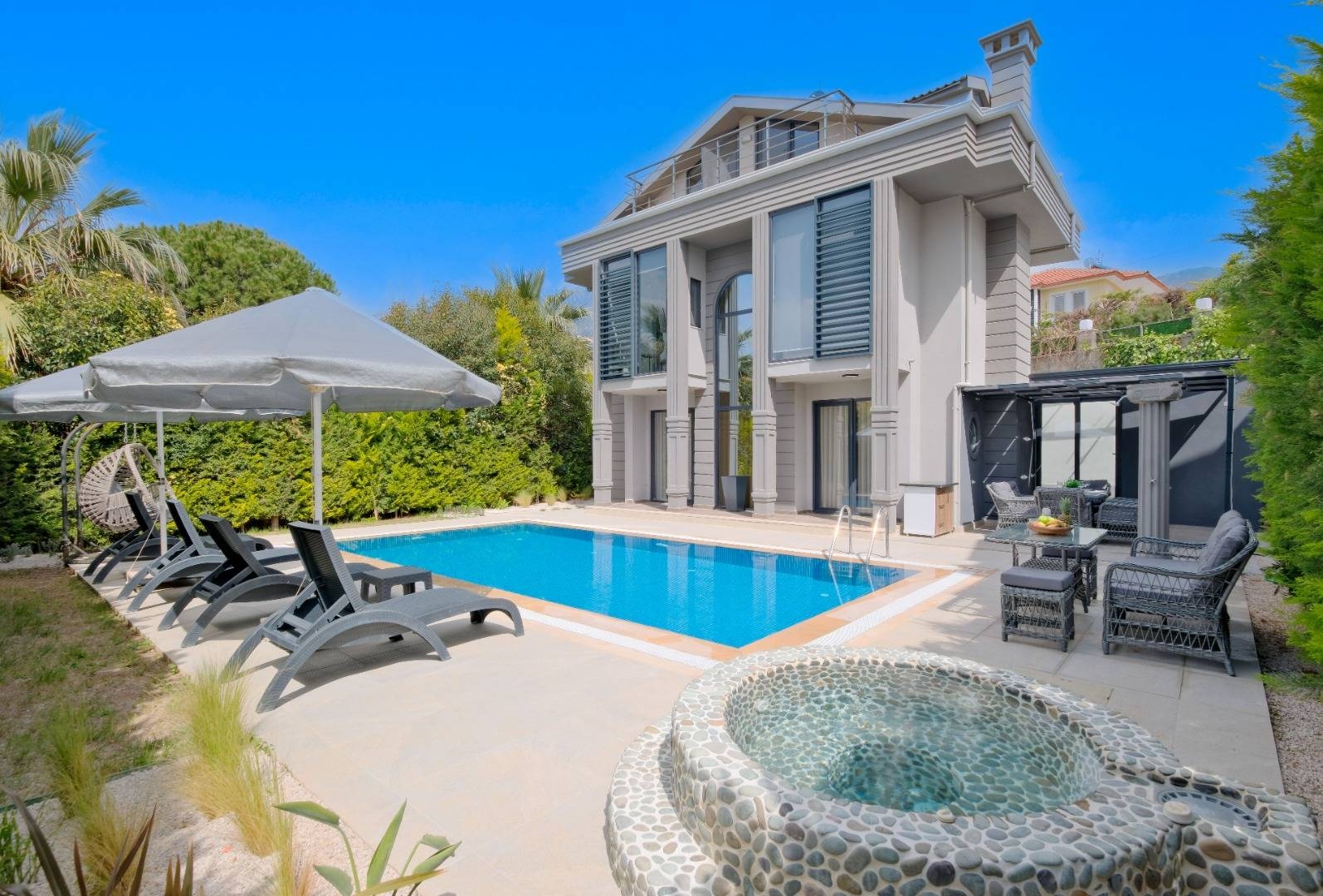 Fethiye Ölüdeniz'de Sakin Konumda, Açık ve Kapalı Havuzlu, Şık Villa