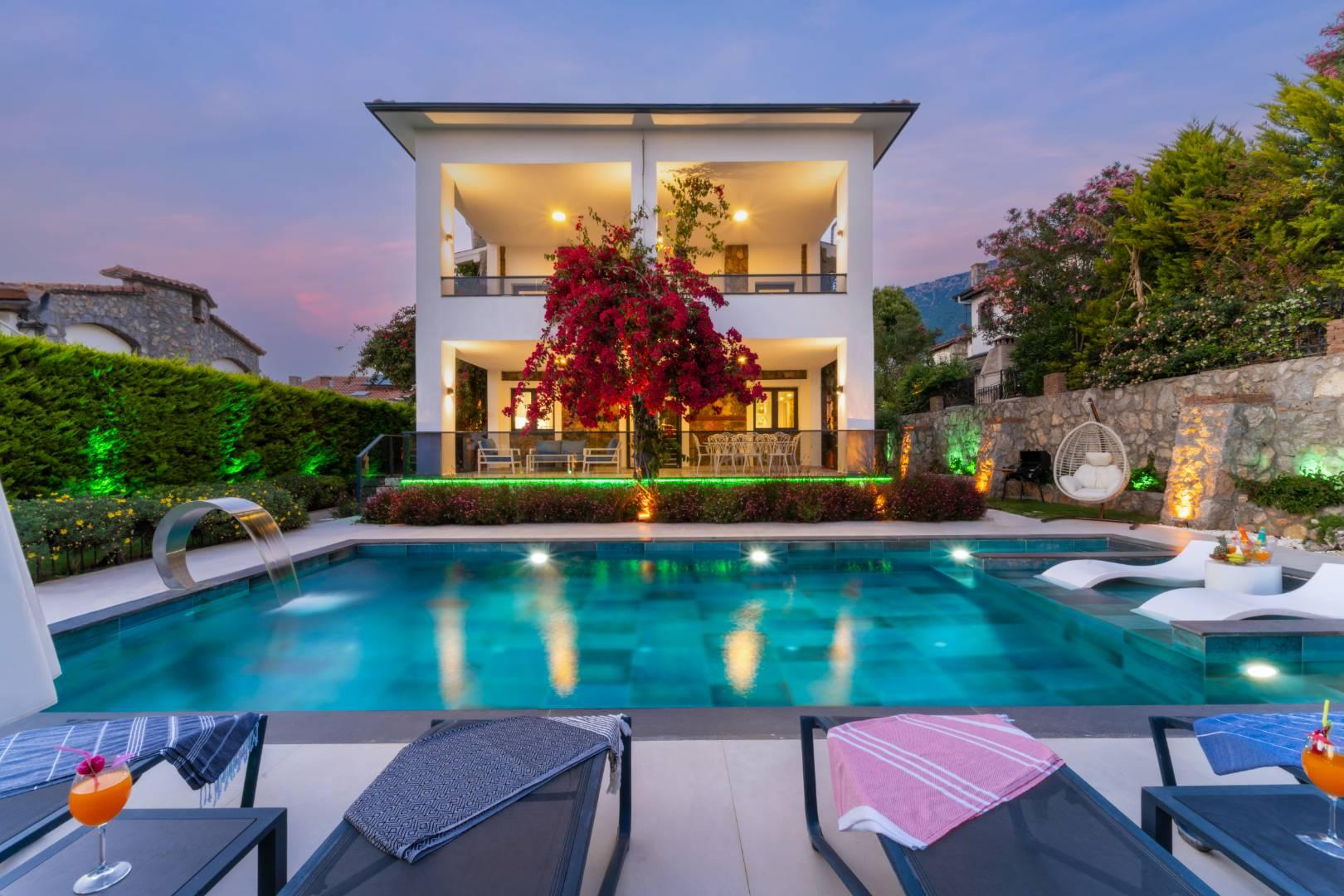 Fethiye Ölüdeniz'de Yemyeşil Bahçeli, Özel Havuzlu, Modern Villa-42778