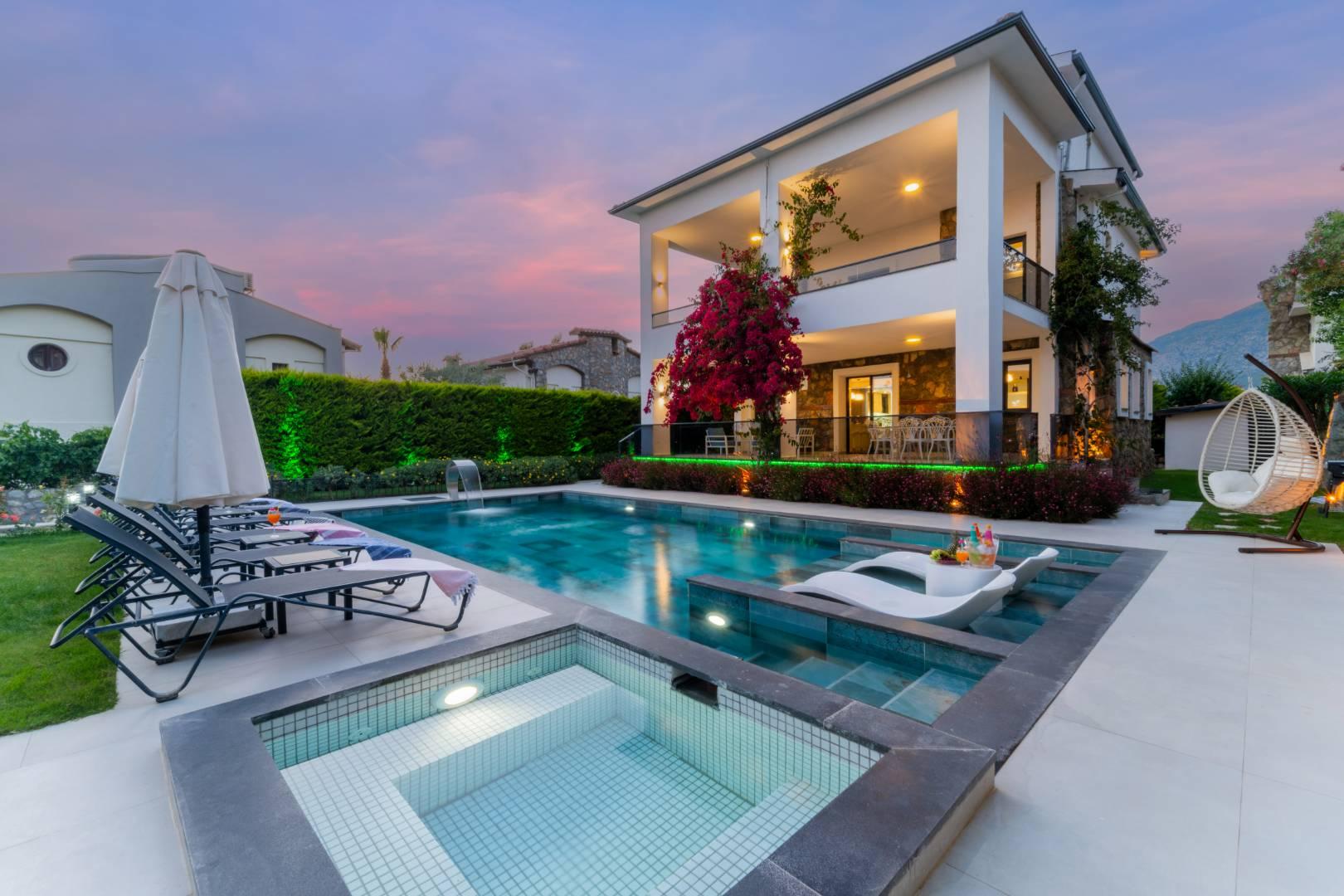 Fethiye Ölüdeniz'de Yemyeşil Bahçeli, Özel Havuzlu, Modern Villa-42778