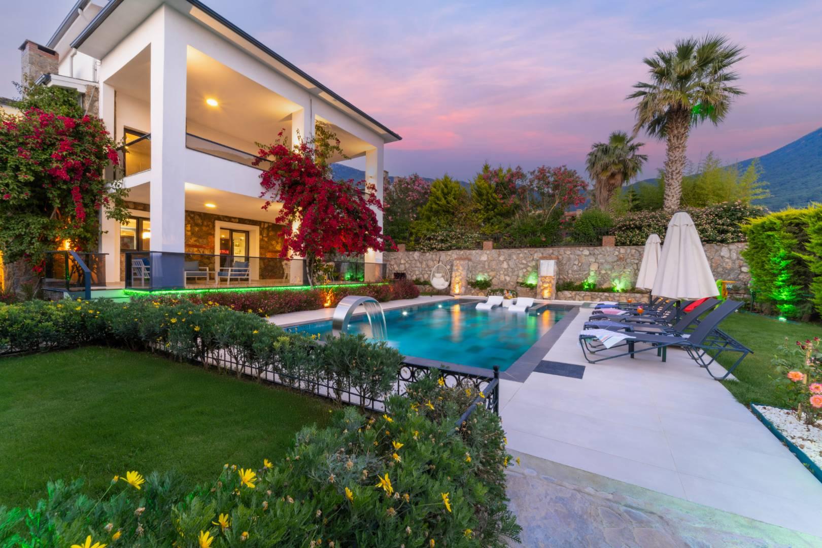 Fethiye Ölüdeniz'de Yemyeşil Bahçeli, Özel Havuzlu, Modern Villa-42778