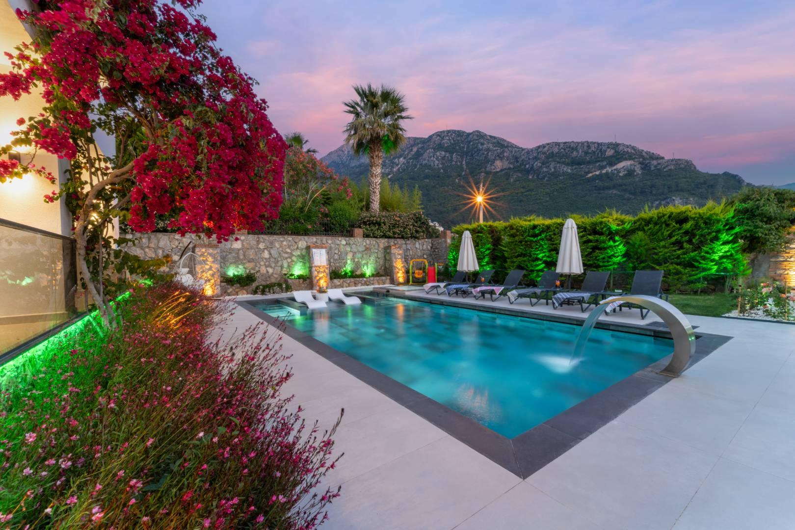 Fethiye Ölüdeniz'de Yemyeşil Bahçeli, Özel Havuzlu, Modern Villa-42778