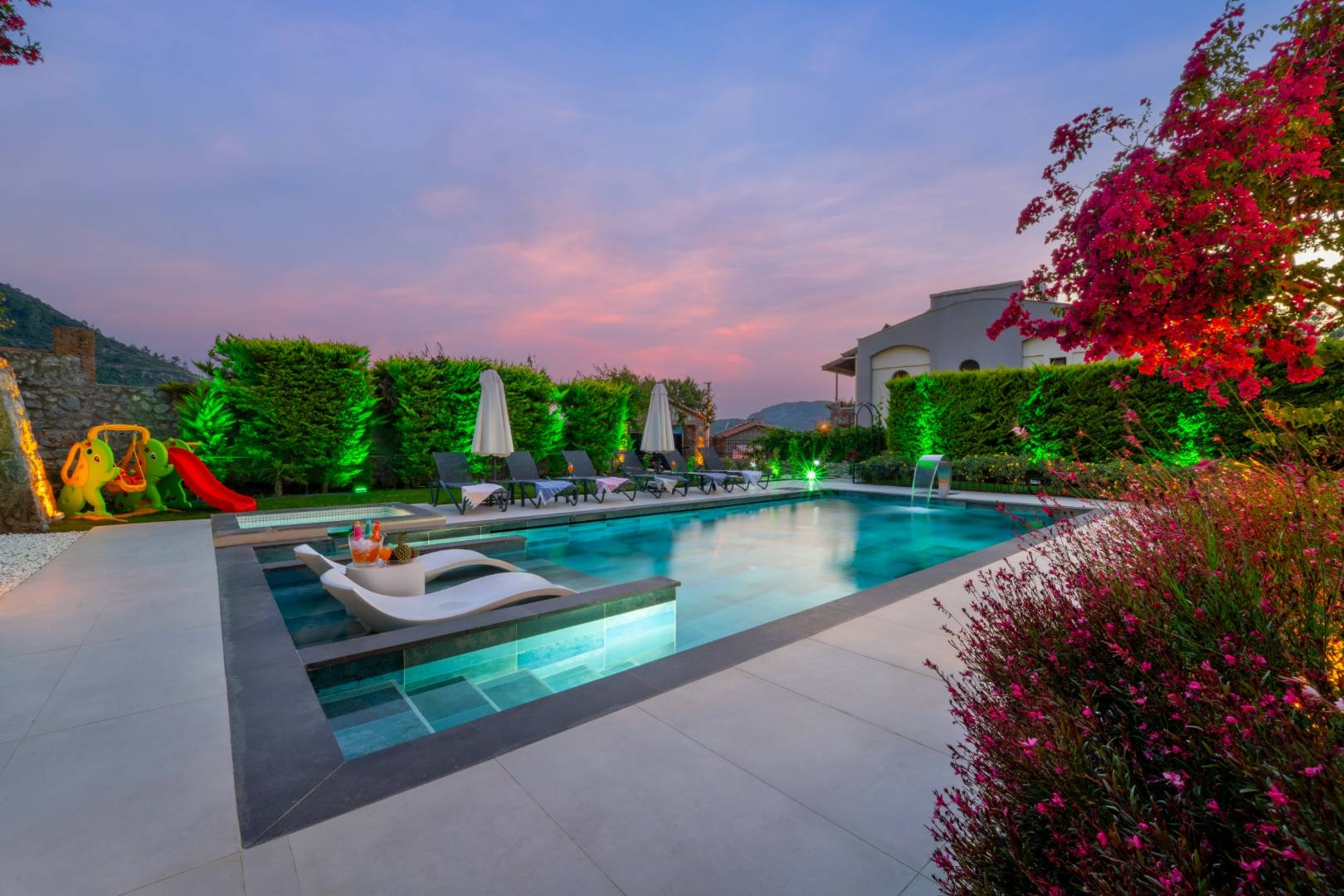 Fethiye Ölüdeniz'de Yemyeşil Bahçeli, Özel Havuzlu, Modern Villa