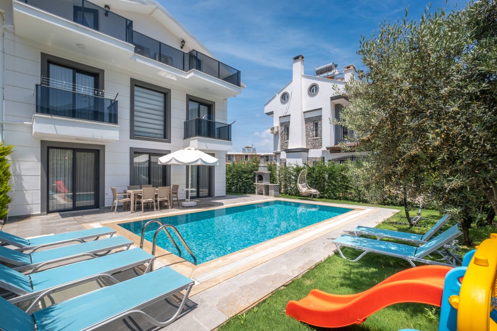 Fethiye Ölüdeniz'de Yemyeşil Bahçeli, Özel Havuzlu, Şık Villa