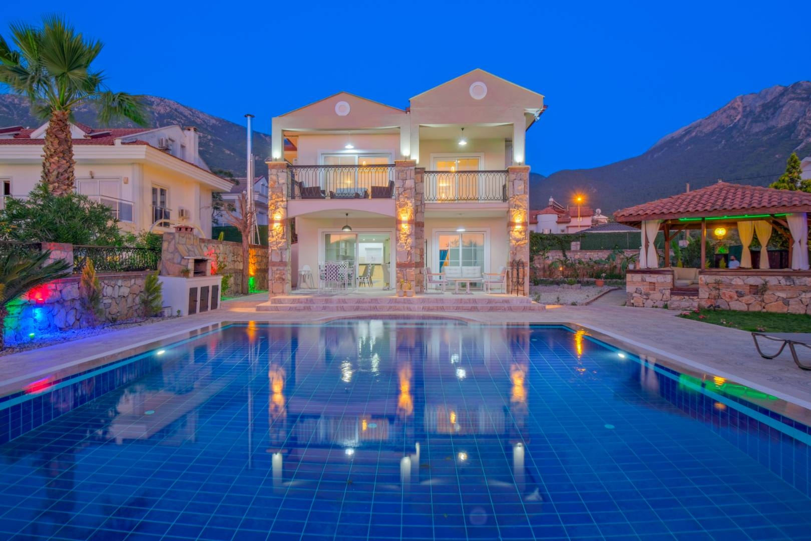 Fethiye Ölüdeniz'de Merkezi Konumda, Özel Havuzlu, Geniş Villa