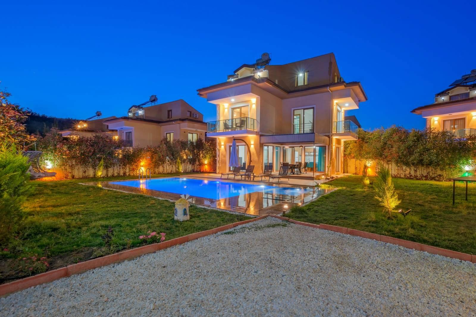 Fethiye Ölüdeniz'de Geniş Ailelere Uygun, Özel Havuzlu, Şık Villa-43222