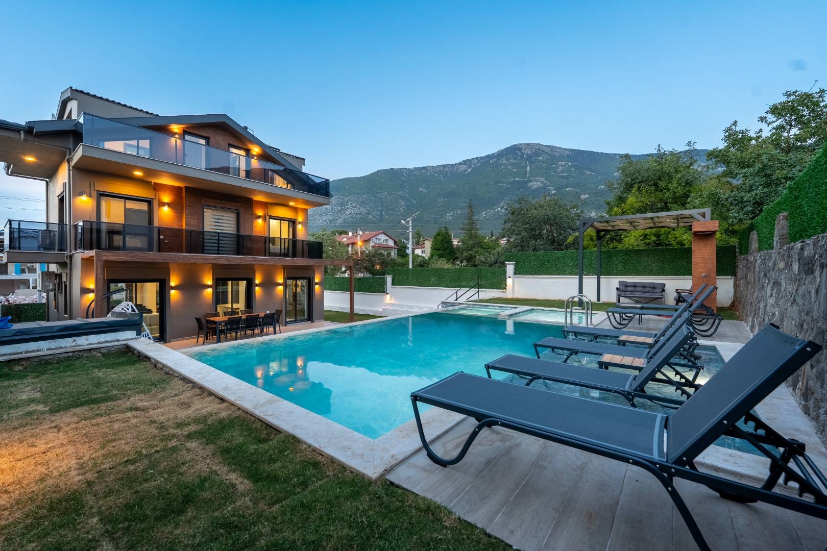 Fethiye Ölüdeniz'de Geniş Ailelere Uygun, Özel Havuzlu, Şık Villa