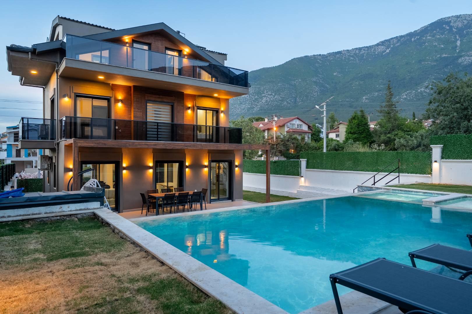 Fethiye Ölüdeniz'de Geniş Ailelere Uygun, Özel Havuzlu, Şık Villa-43262