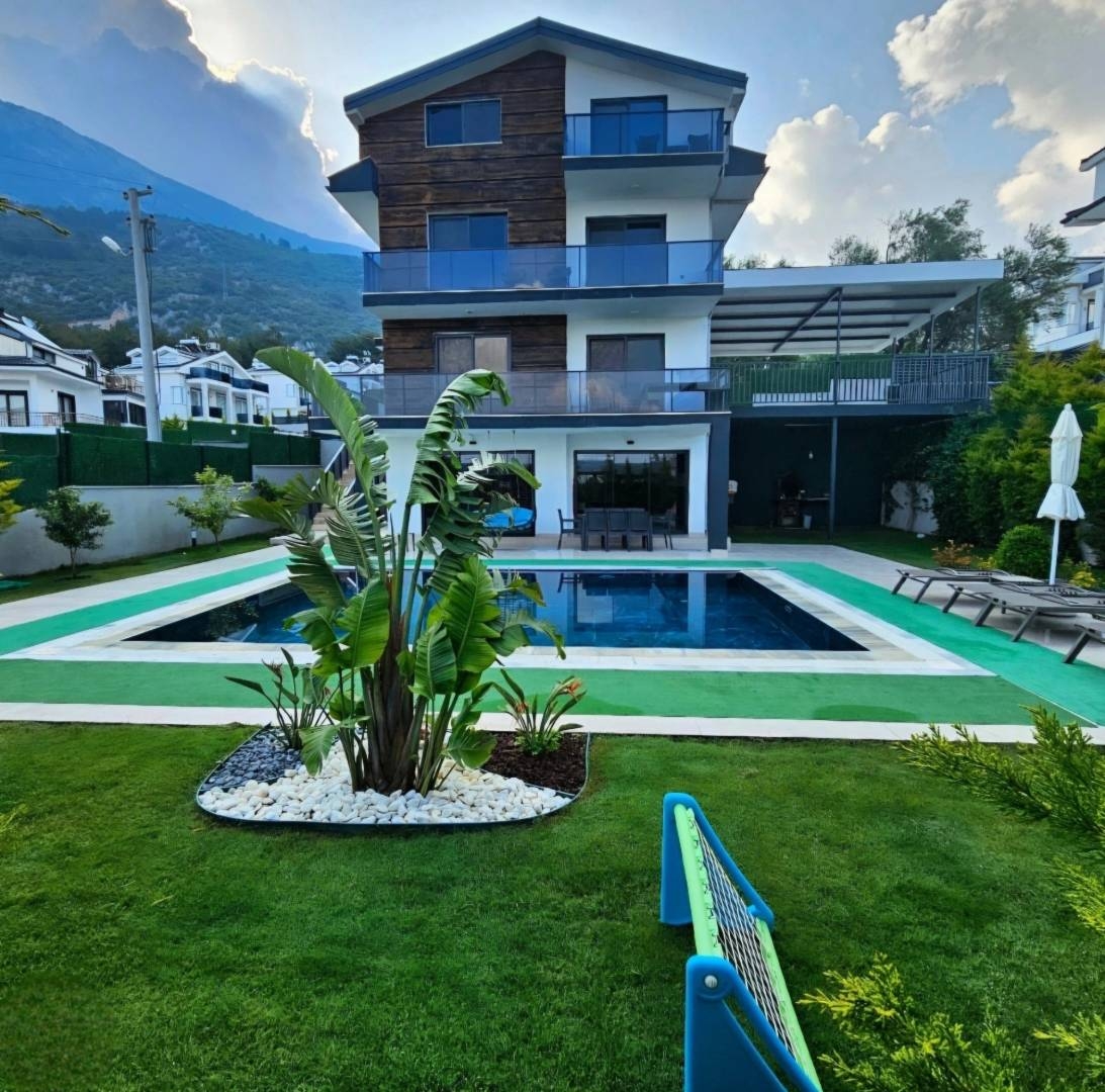 Fethiye Ölüdeniz'de Geniş Bahçe İçerisinde, Özel Havuzlu, Şık Villa