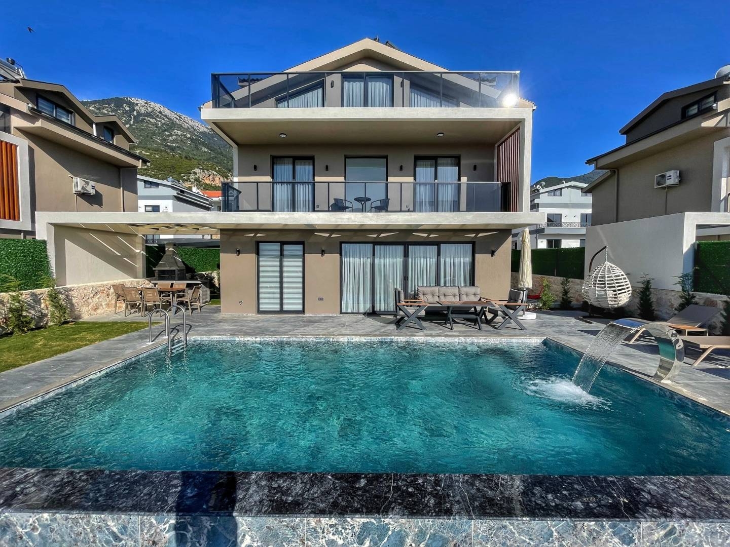 Fethiye Ölüdeniz'de Merkezi Konumda, Özel Havuzlu, 3+1 Villa