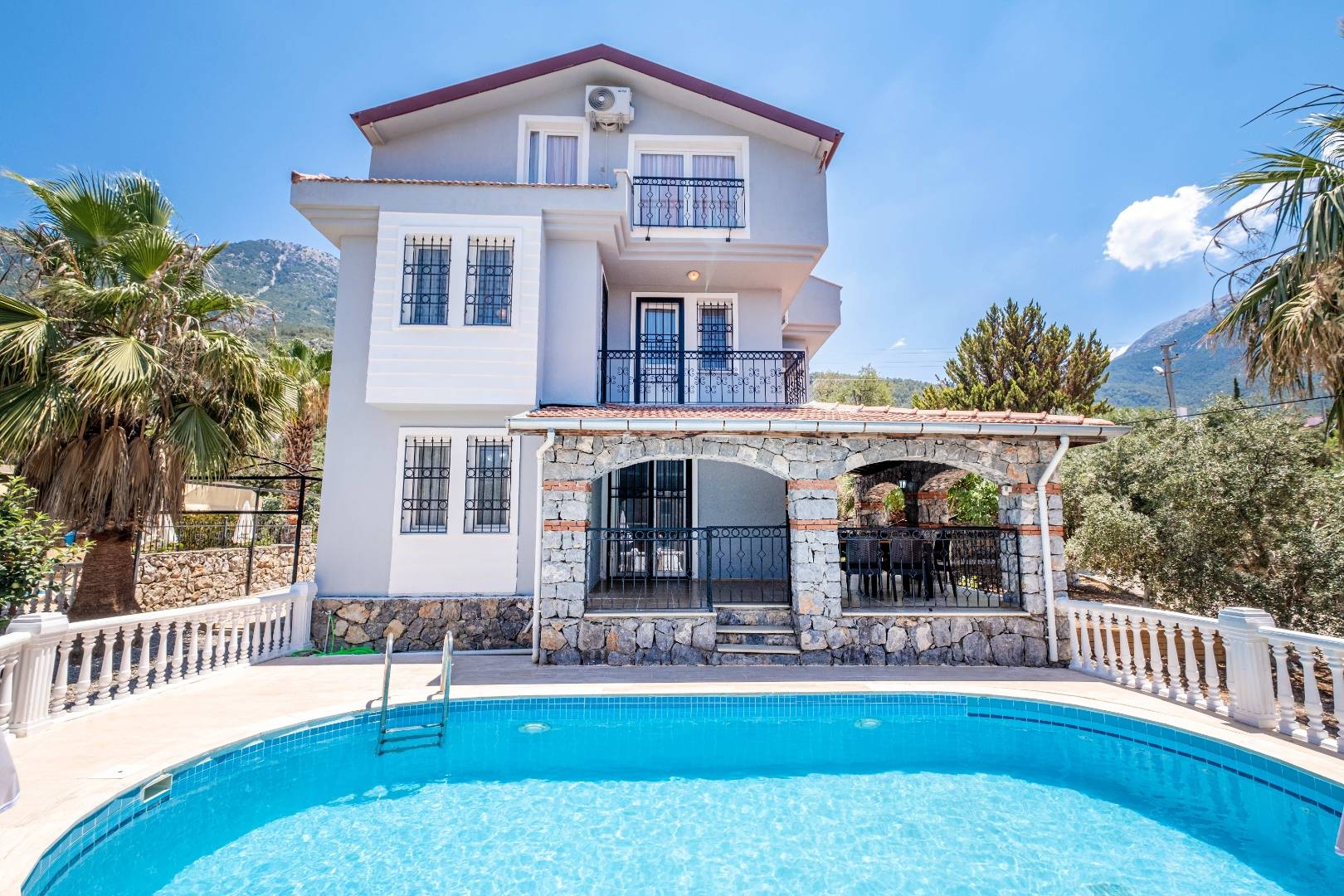 Fethiye Ölüdeniz'de Merkezi Konumda, Özel Havuzlu, 8 Kişilik Şık Villa