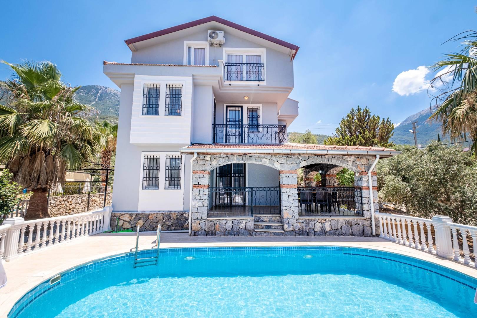 Fethiye Ölüdeniz'de Merkezi Konumda, Özel Havuzlu, 8 Kişilik Şık Villa-40611
