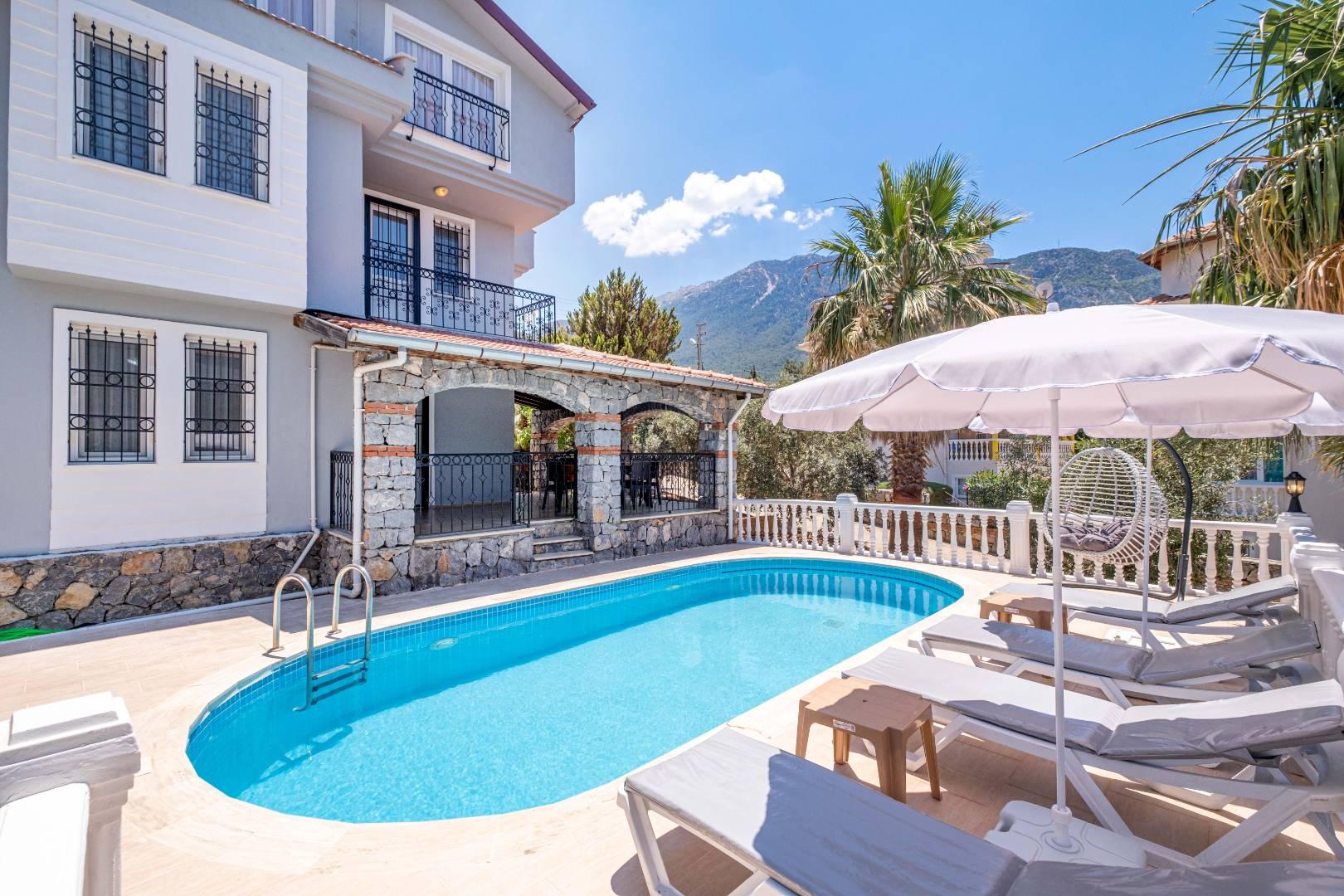 Fethiye Ölüdeniz'de Merkezi Konumda, Özel Havuzlu, 8 Kişilik Şık Villa-40611