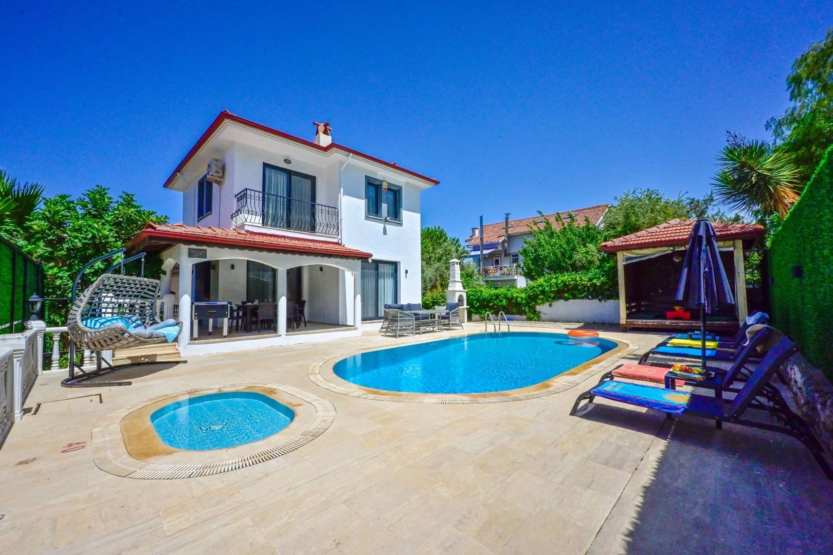 Fethiye Ovacık'ta Nezih Konumda, Yetişkin ve Çocuk Havuzlu, Şık Villa