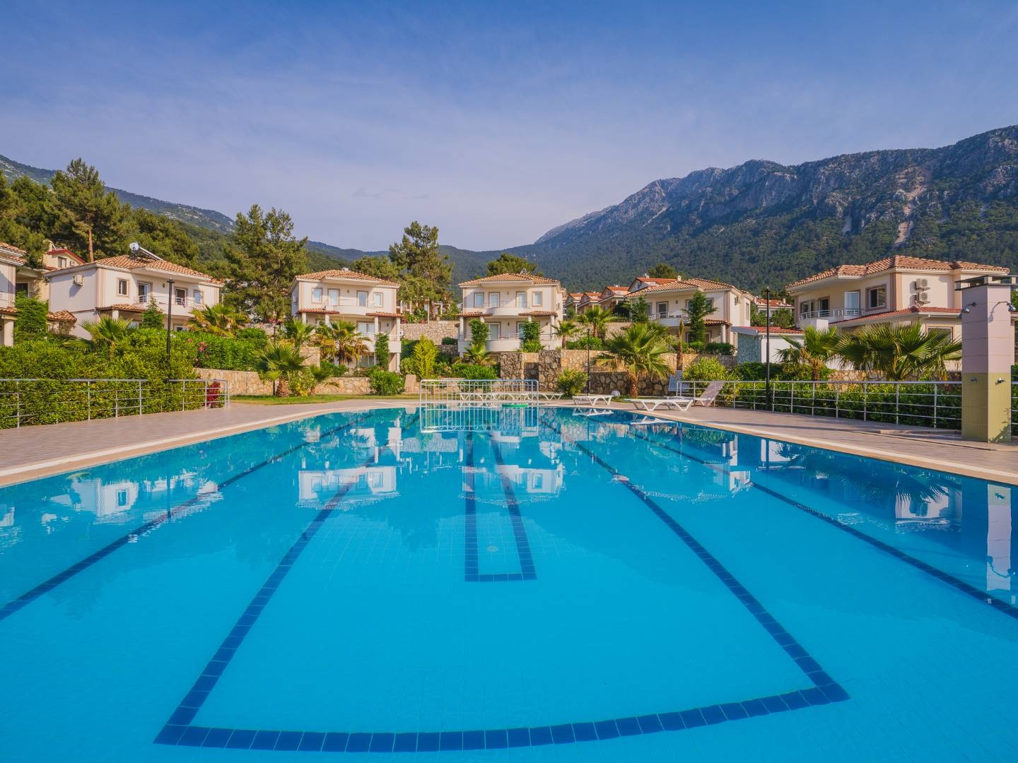 Fethiye Ölüdeniz'de Site İçerisinde, Ortak Havuzlu, Modern Villa