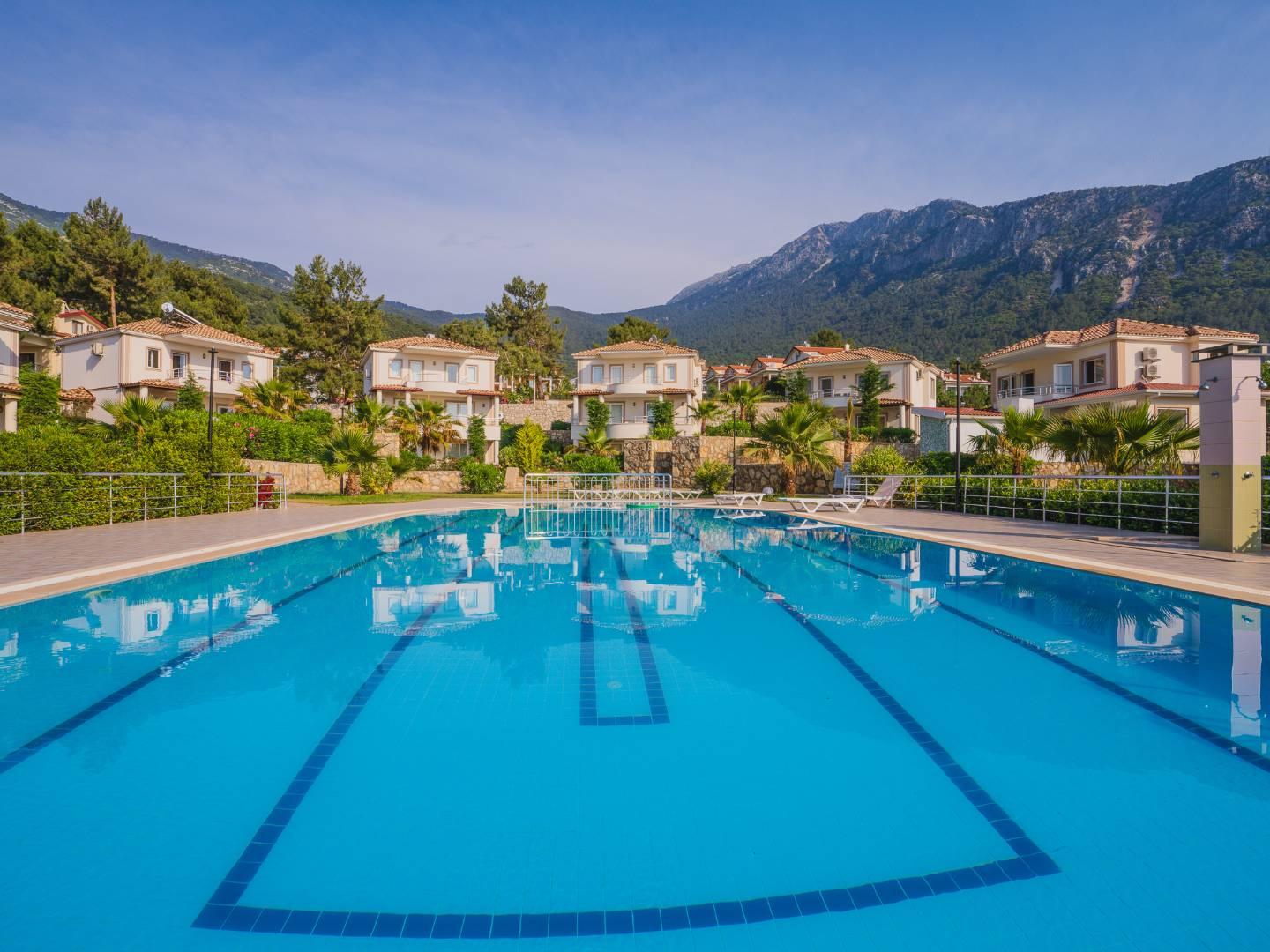 Fethiye Ölüdeniz'de Site İçerisinde, Ortak Havuzlu, Modern Villa-35173