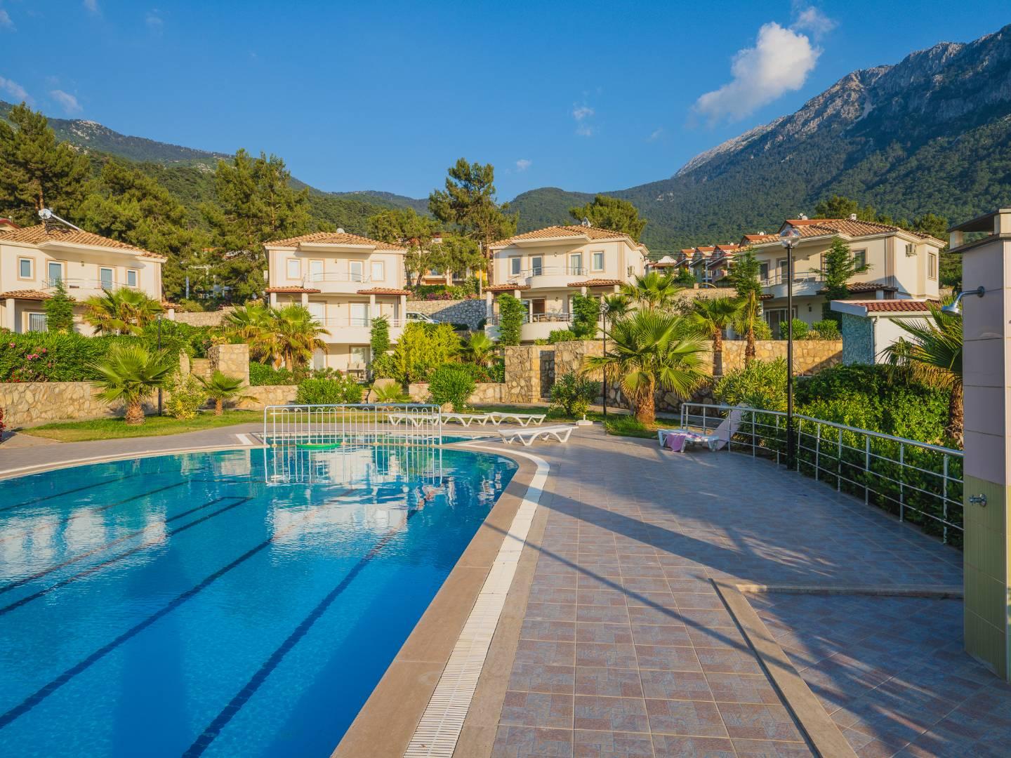 Fethiye Ölüdeniz'de Site İçerisinde, Ortak Havuzlu, Modern Villa-35173