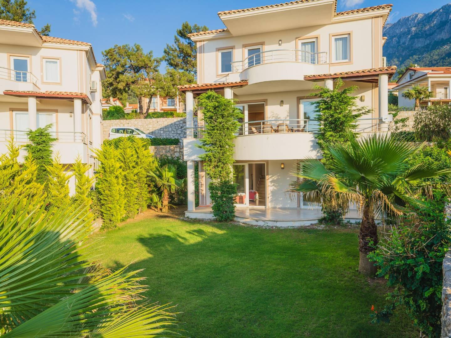 Fethiye Ölüdeniz'de Site İçerisinde, Ortak Havuzlu, Modern Villa