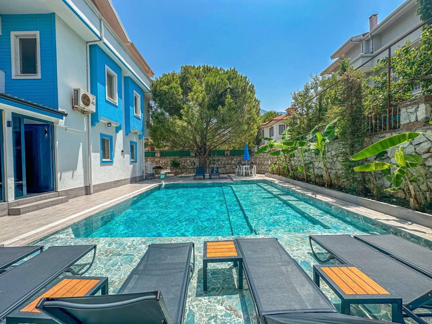 Fethiye Ölüdeniz'de Yemyeşil Doğada, Açık ve Kapalı Havuzlu, Şık Villa