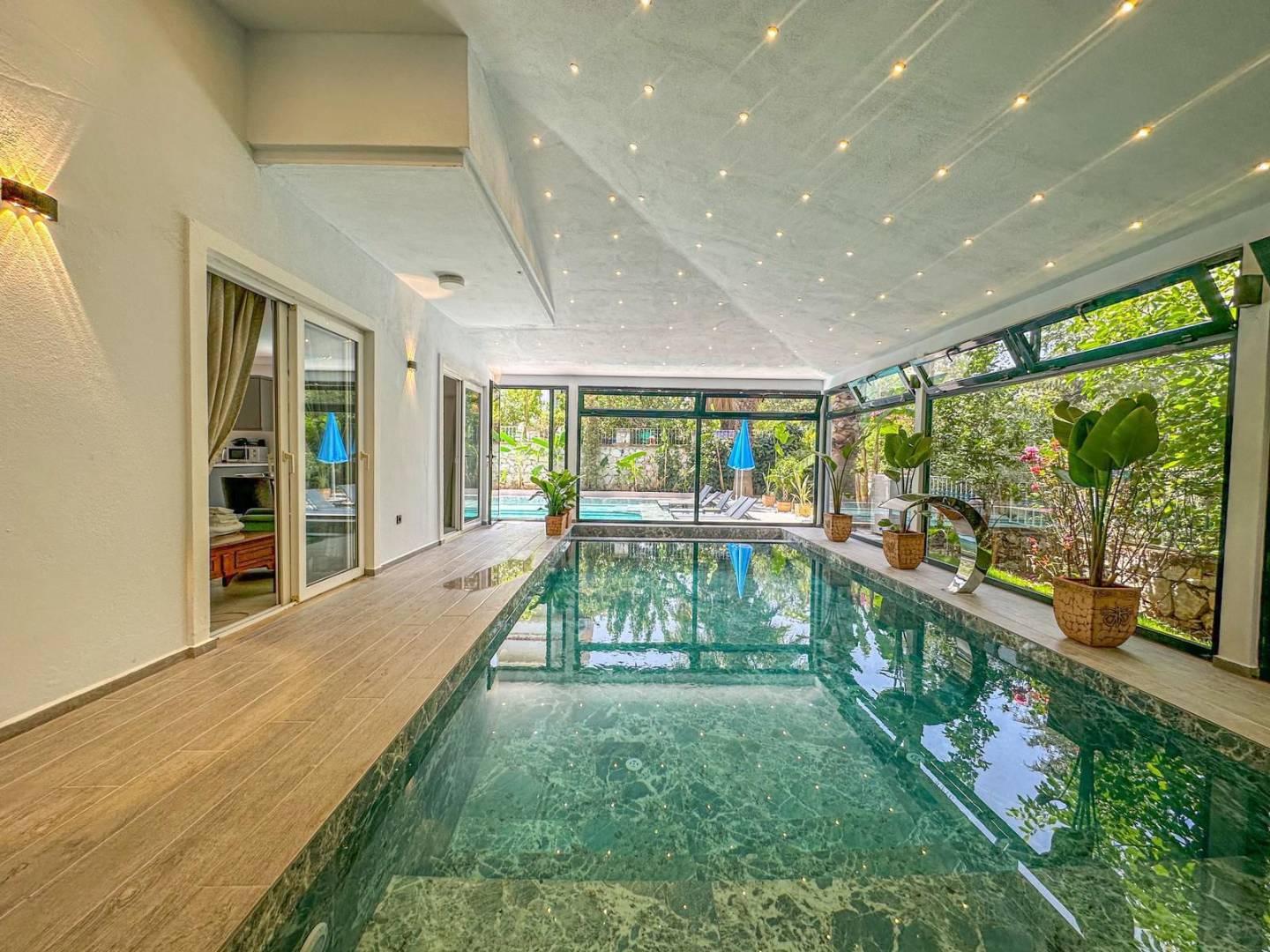 Fethiye Ölüdeniz'de Yemyeşil Doğada, Açık ve Kapalı Havuzlu, Şık Villa-42171