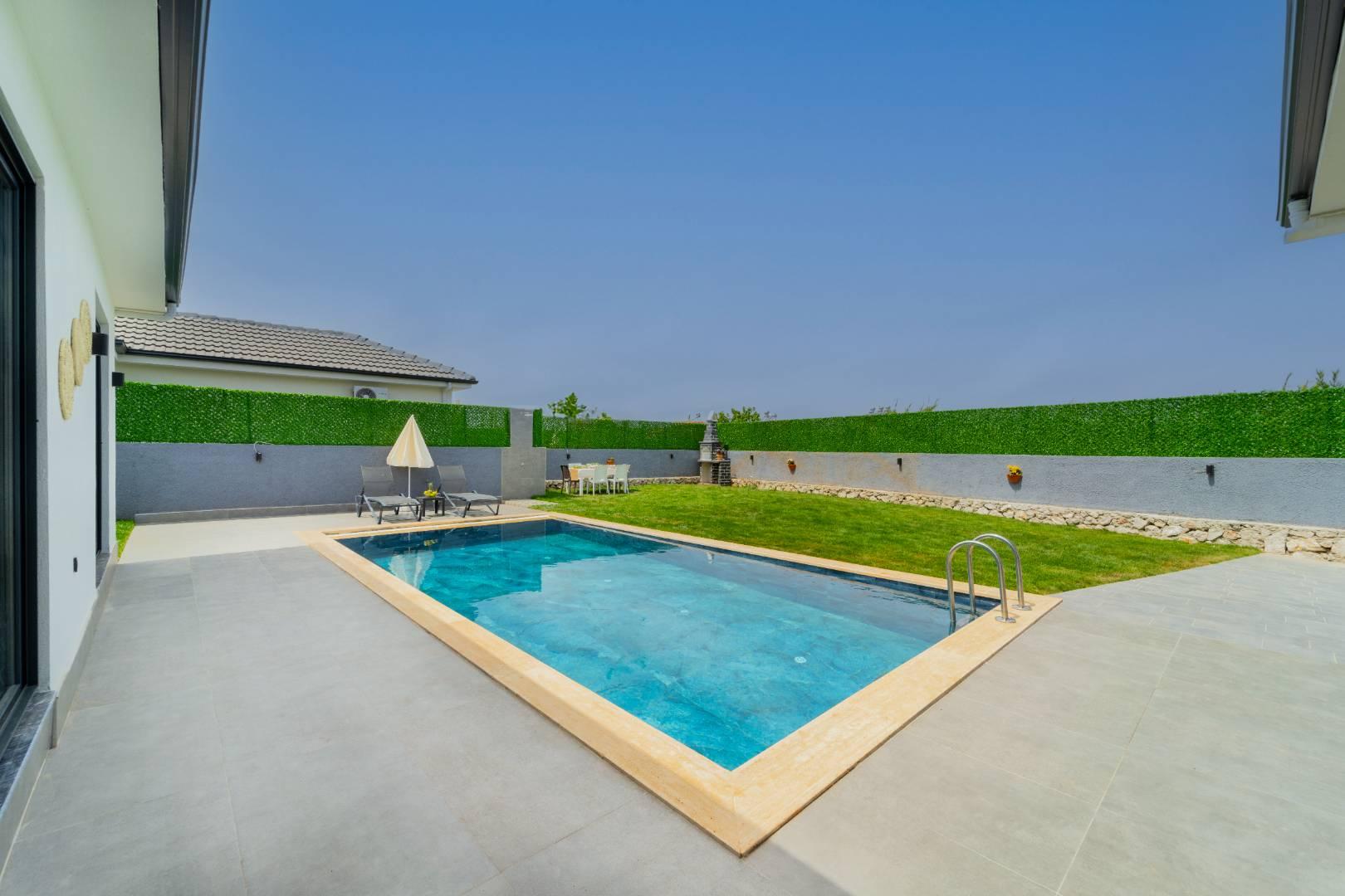 Fethiye Pazaryeri'nde Merkezi Konumda, Özel Havuzlu, Modern Villa-41049