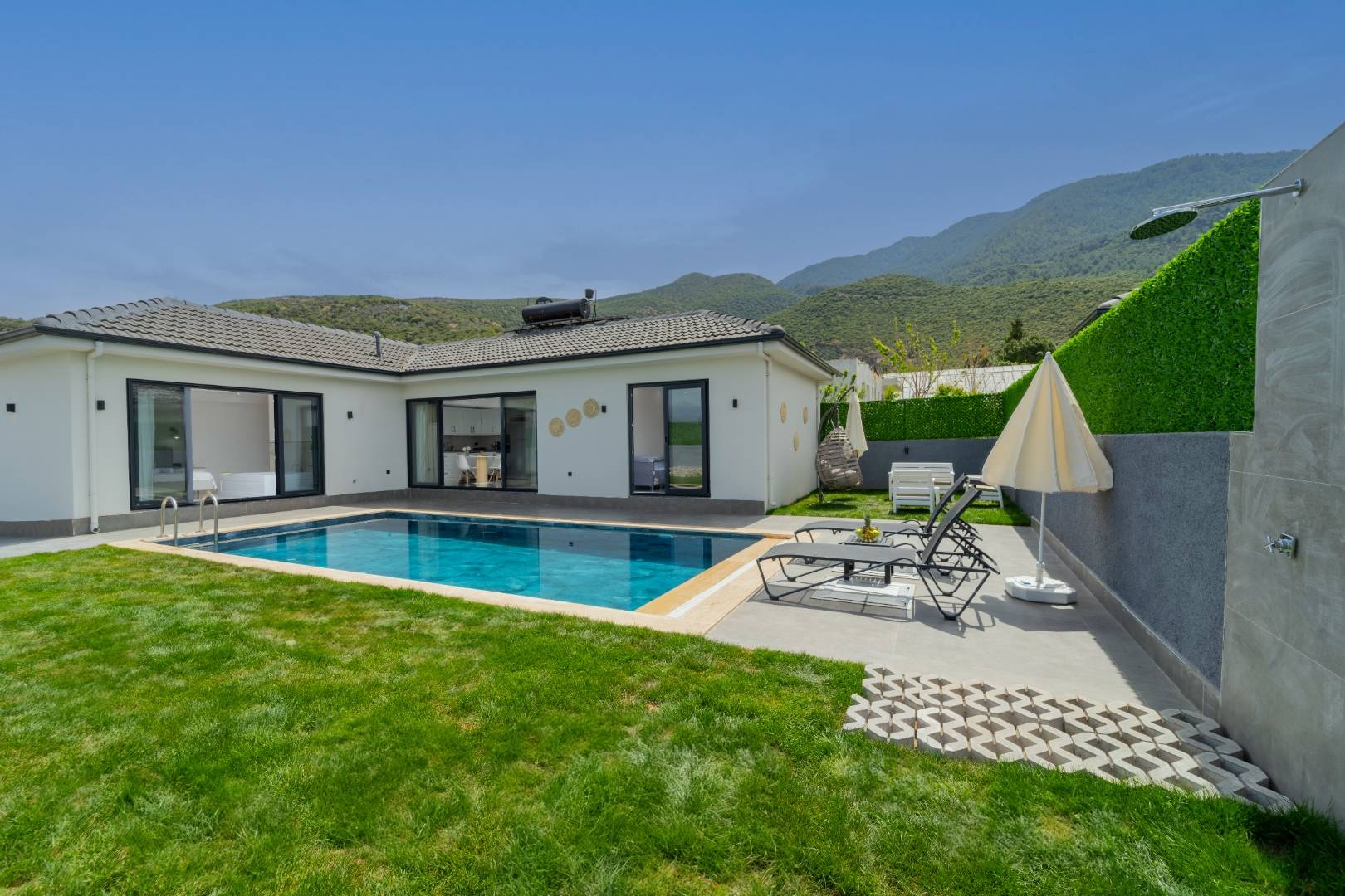 Fethiye Pazaryeri'nde Merkezi Konumda, Özel Havuzlu, Modern Villa