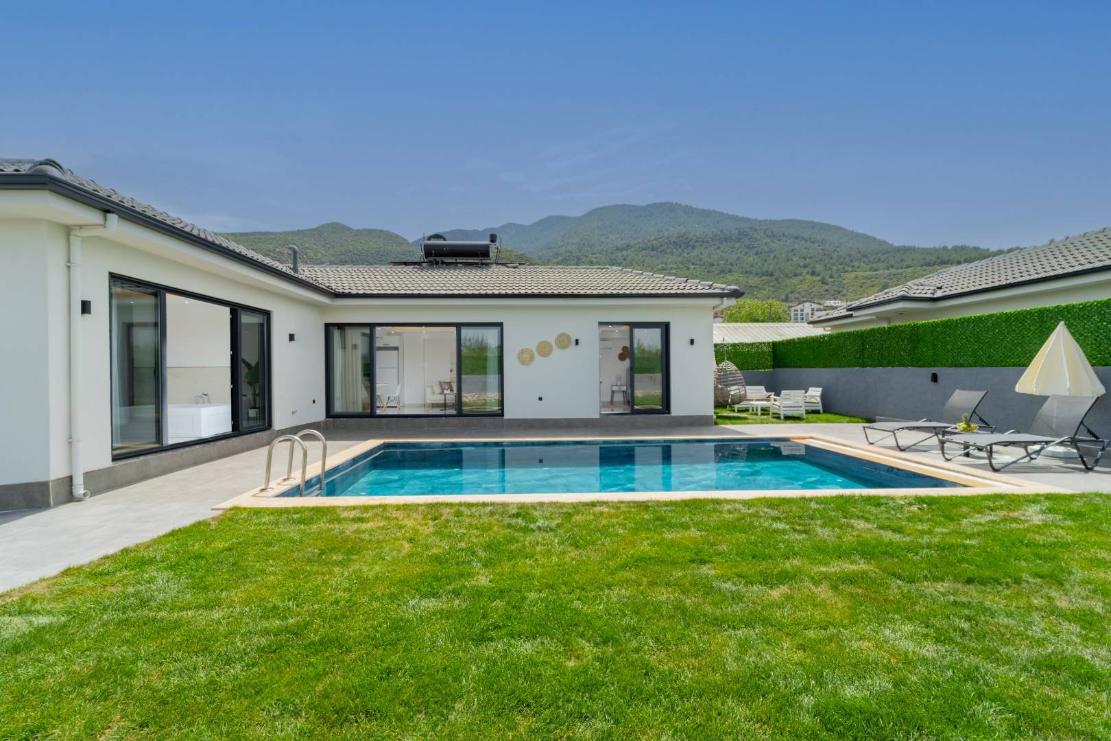 Fethiye Pazaryeri'nde Merkezi Konumda, Özel Havuzlu, Modern Villa