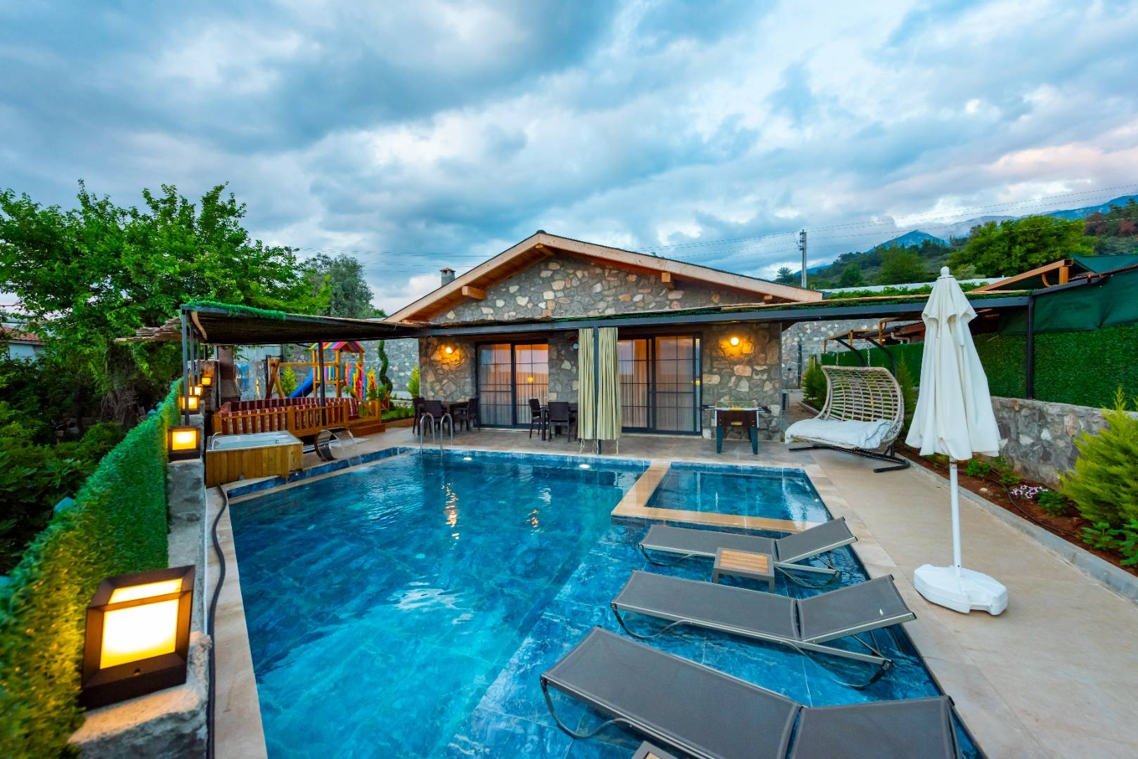 Muğla Seydikemer'de Bahçeli, Özel Havuzlu, Jakuzili ve Saunalı Villa