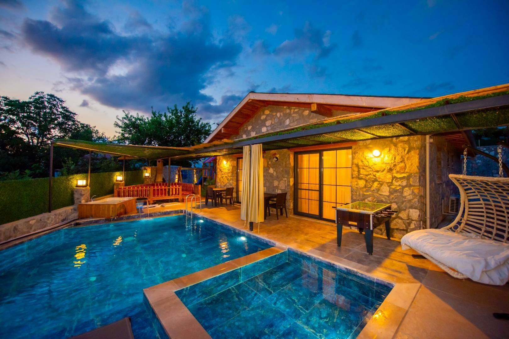 Muğla Seydikemer'de Bahçeli, Özel Havuzlu, Jakuzili ve Saunalı Villa