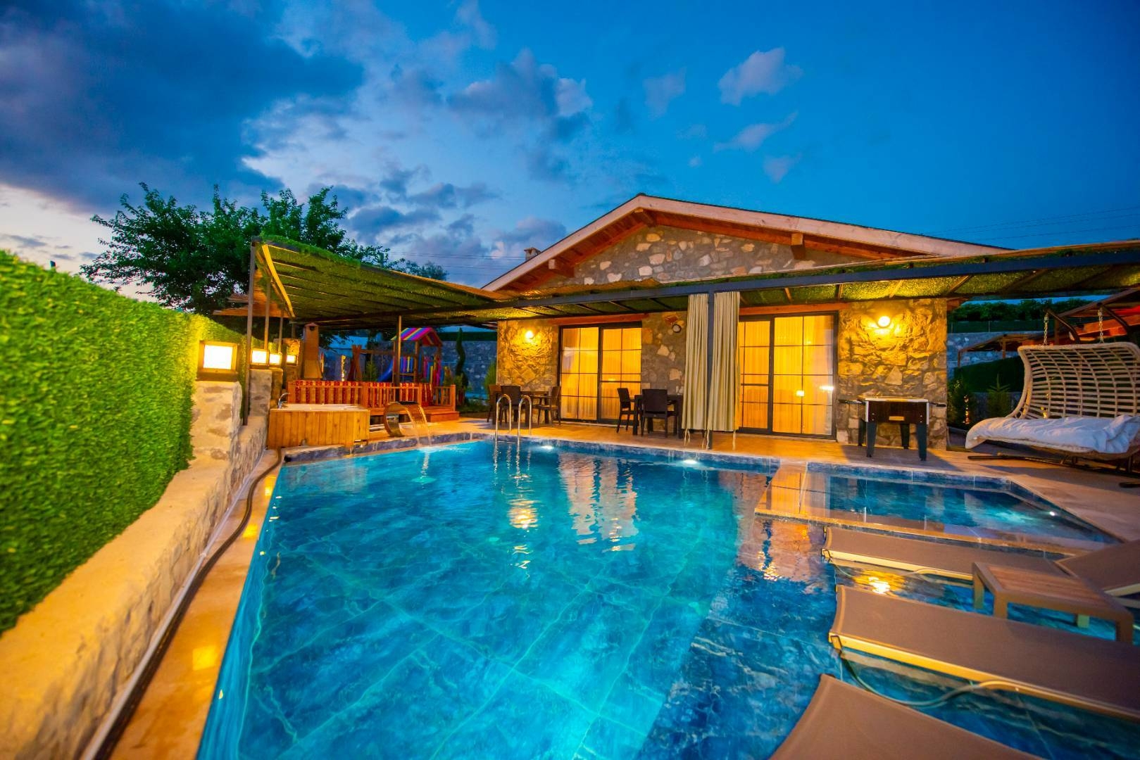 Muğla Seydikemer'de Bahçeli, Özel Havuzlu, Jakuzili ve Saunalı Villa