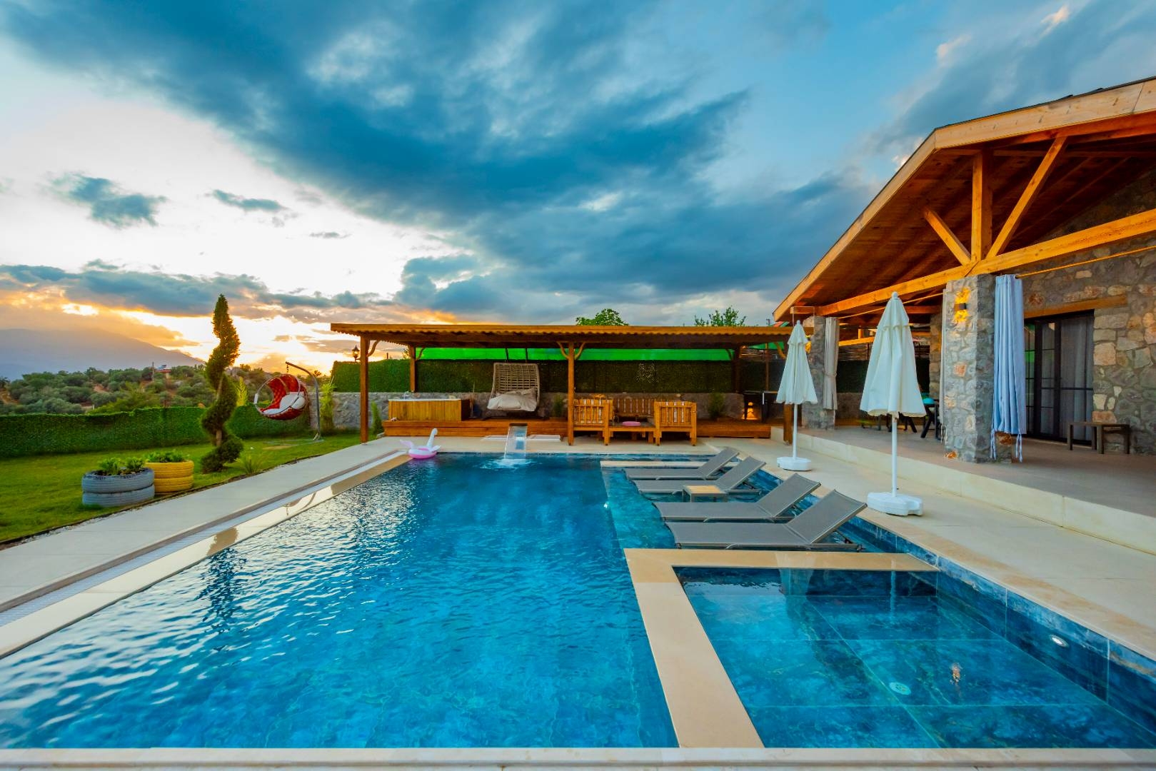 Fethiye Yakaköy'de Nezih Konumda, Özel Havuzlu, Saunalı, Şık Villa