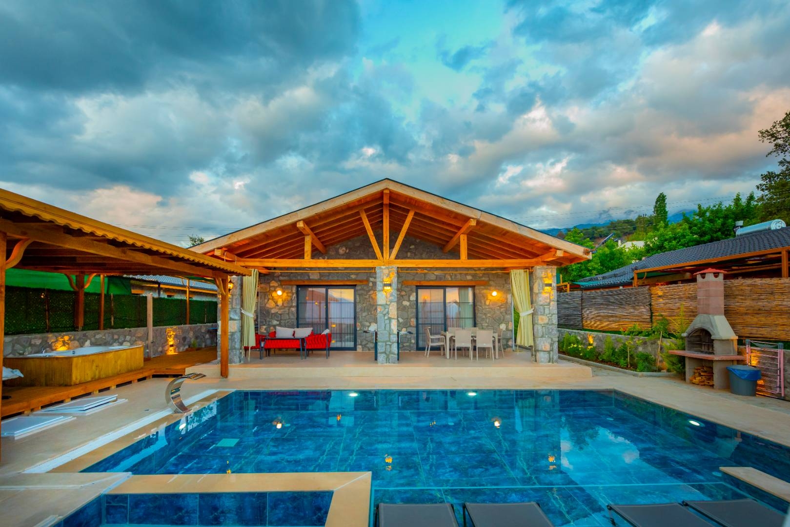 Fethiye Yakaköy'de Modern Tasarıma Sahip, Özel Havuzlu, Jakuzili Villa