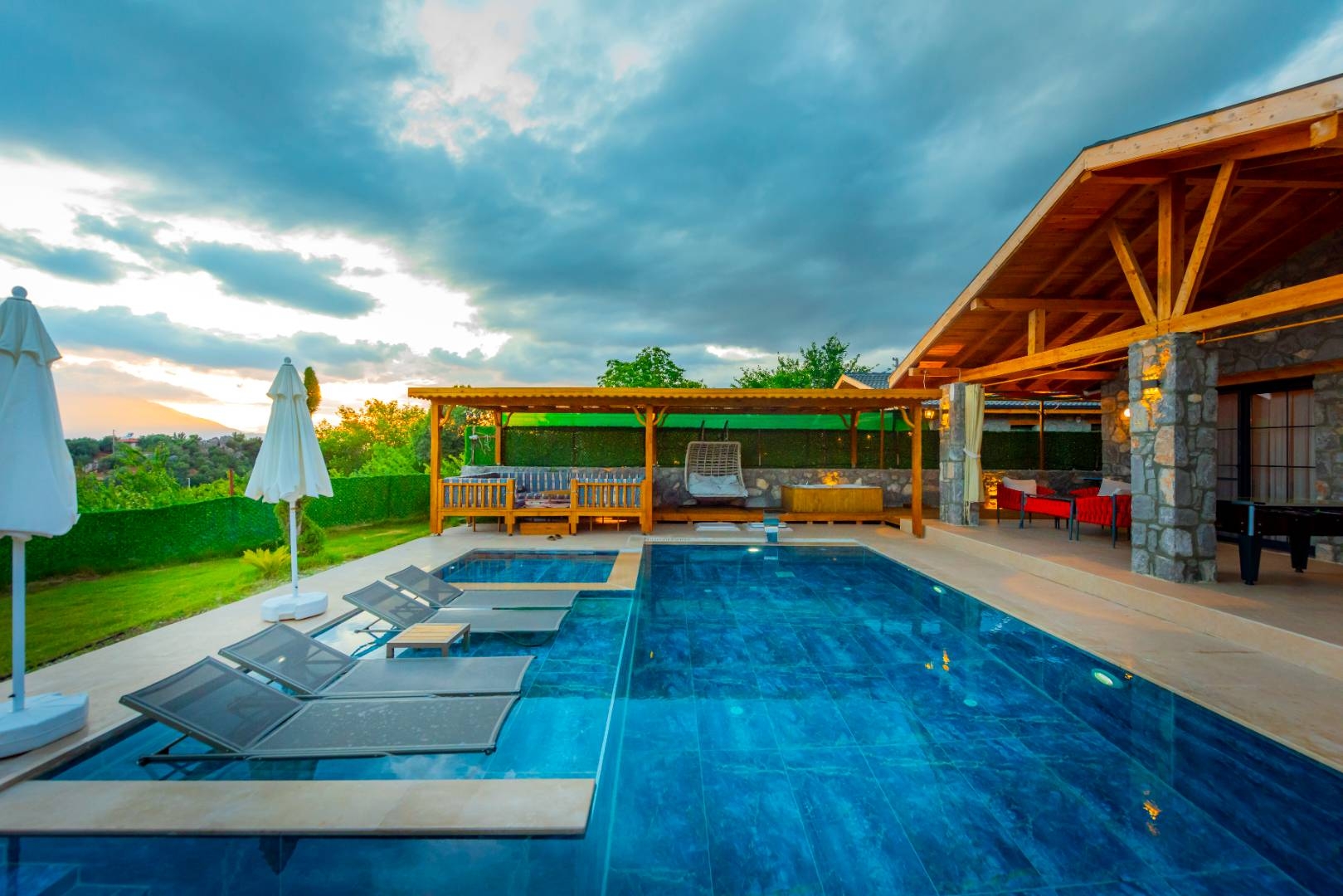 Fethiye Yakaköy'de Modern Tasarıma Sahip, Özel Havuzlu, Jakuzili Villa