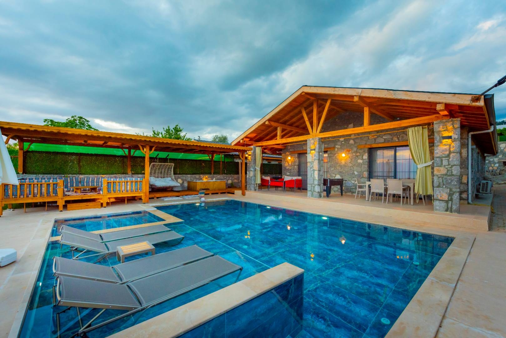 Fethiye Yakaköy'de Modern Tasarıma Sahip, Özel Havuzlu, Jakuzili Villa