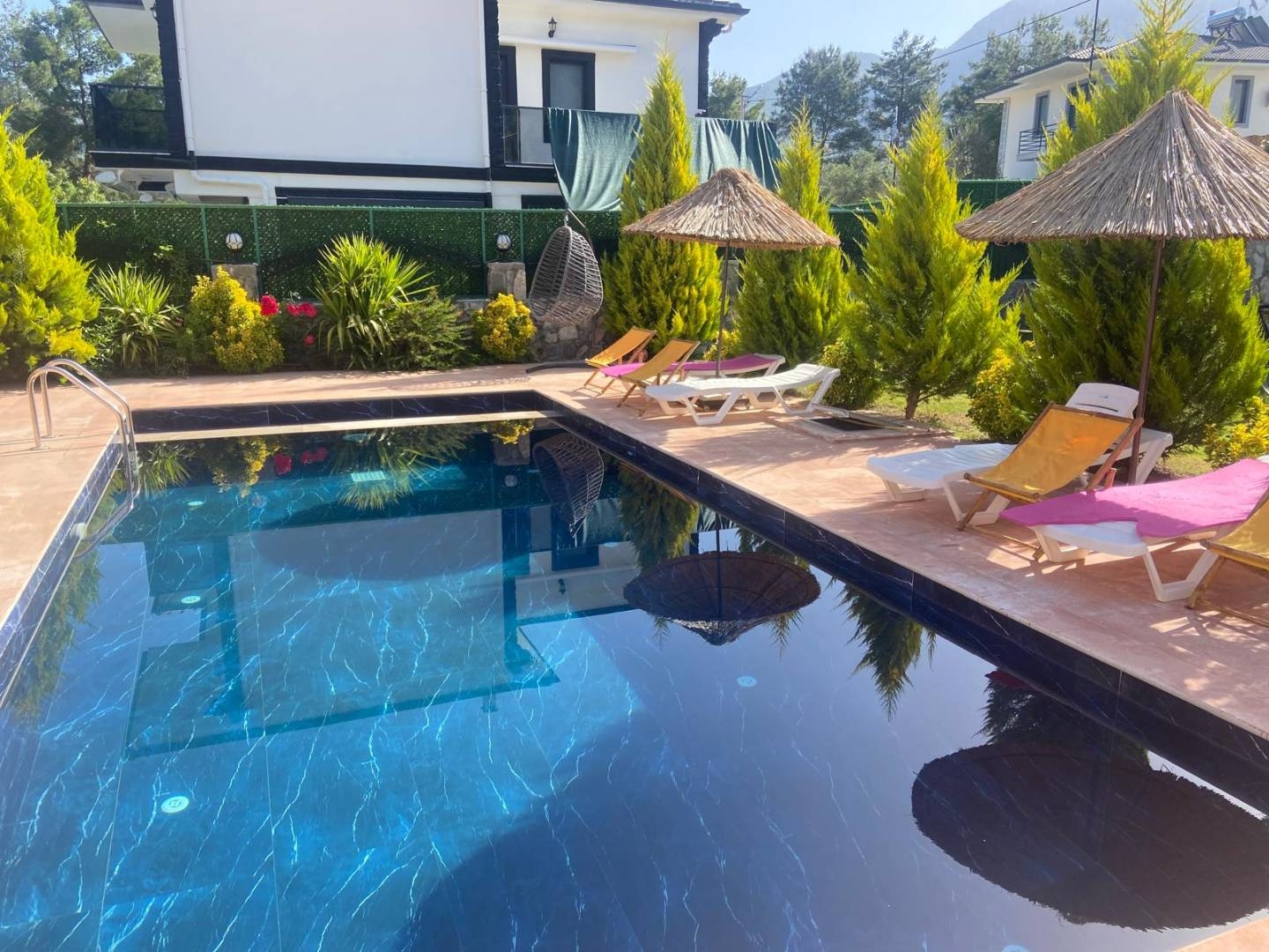Fethiye Yeşilüzümlü'de Modern Tasarımlı, Özel Havuzlu, Konforlu Villa