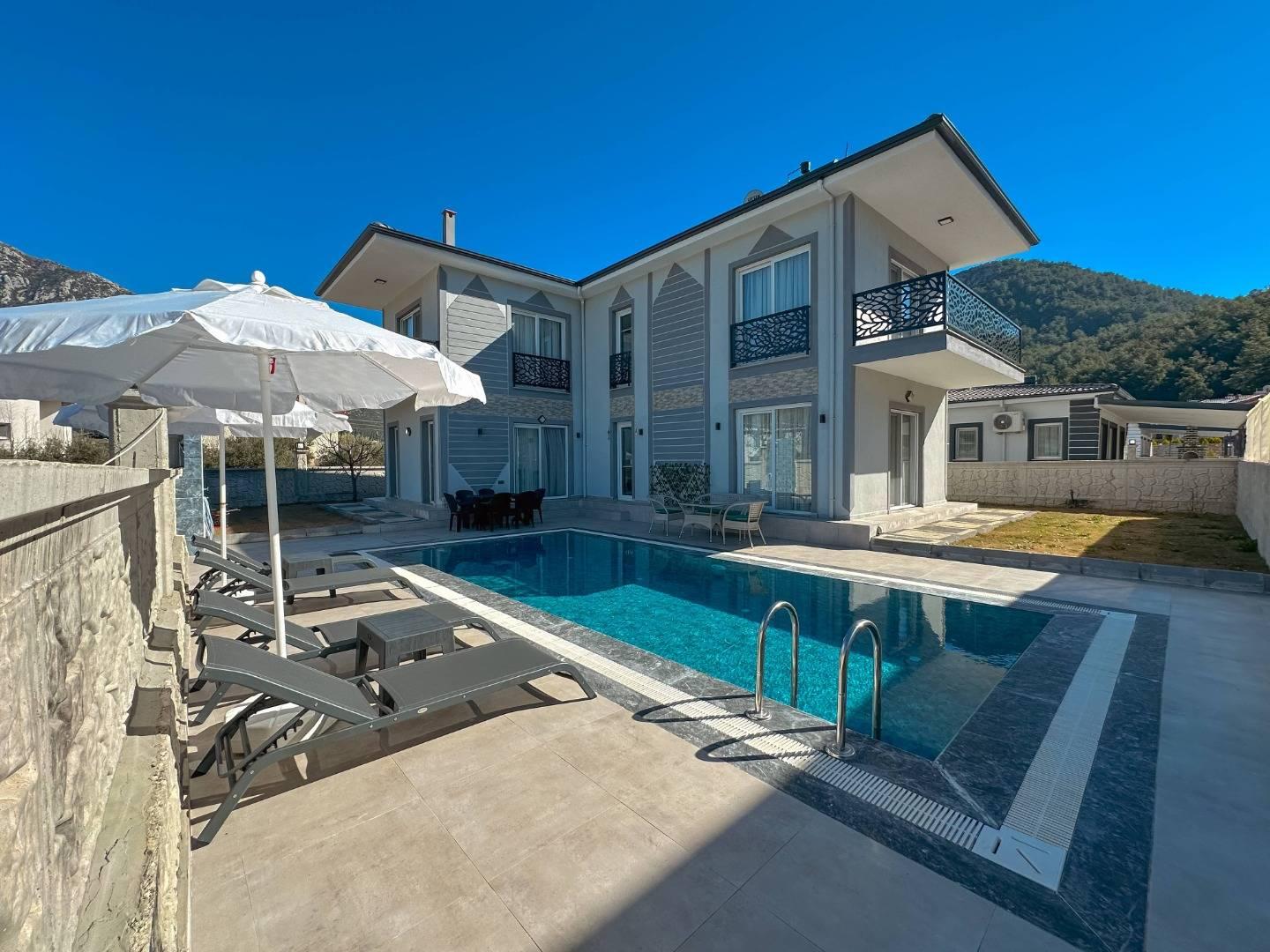 Fethiye Yeşilüzümlü'de Sakin Konumda, Özel Havuzlu, Şık Villa-35739