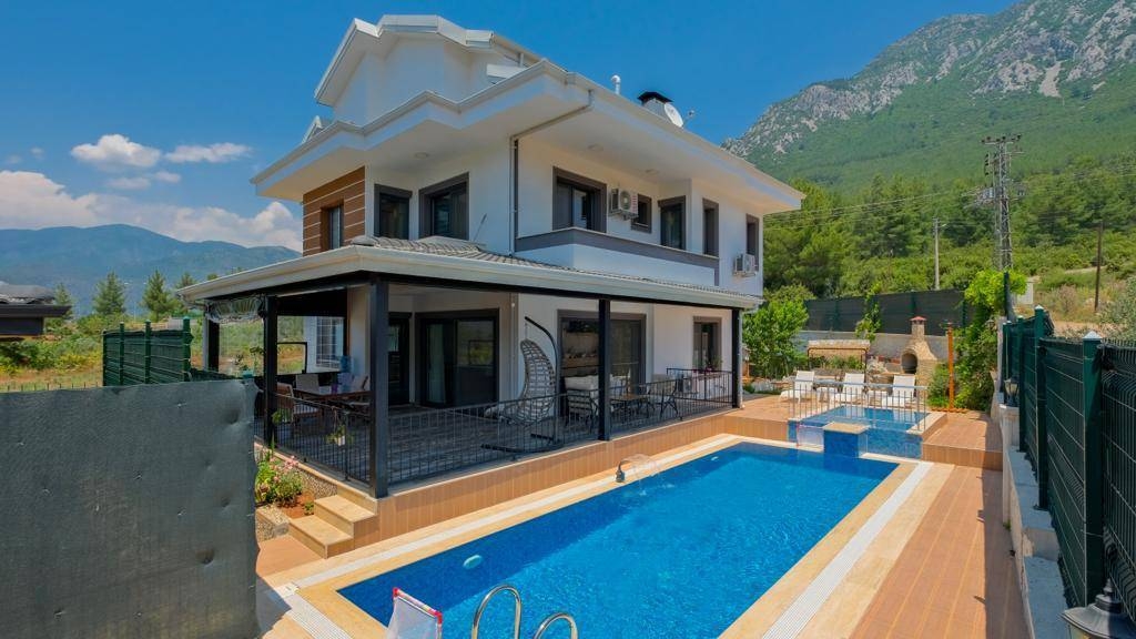 Fethiye Yeşilüzümlü'de Orman Manzaralı, Özel Havuzlu, 4+1 Villa