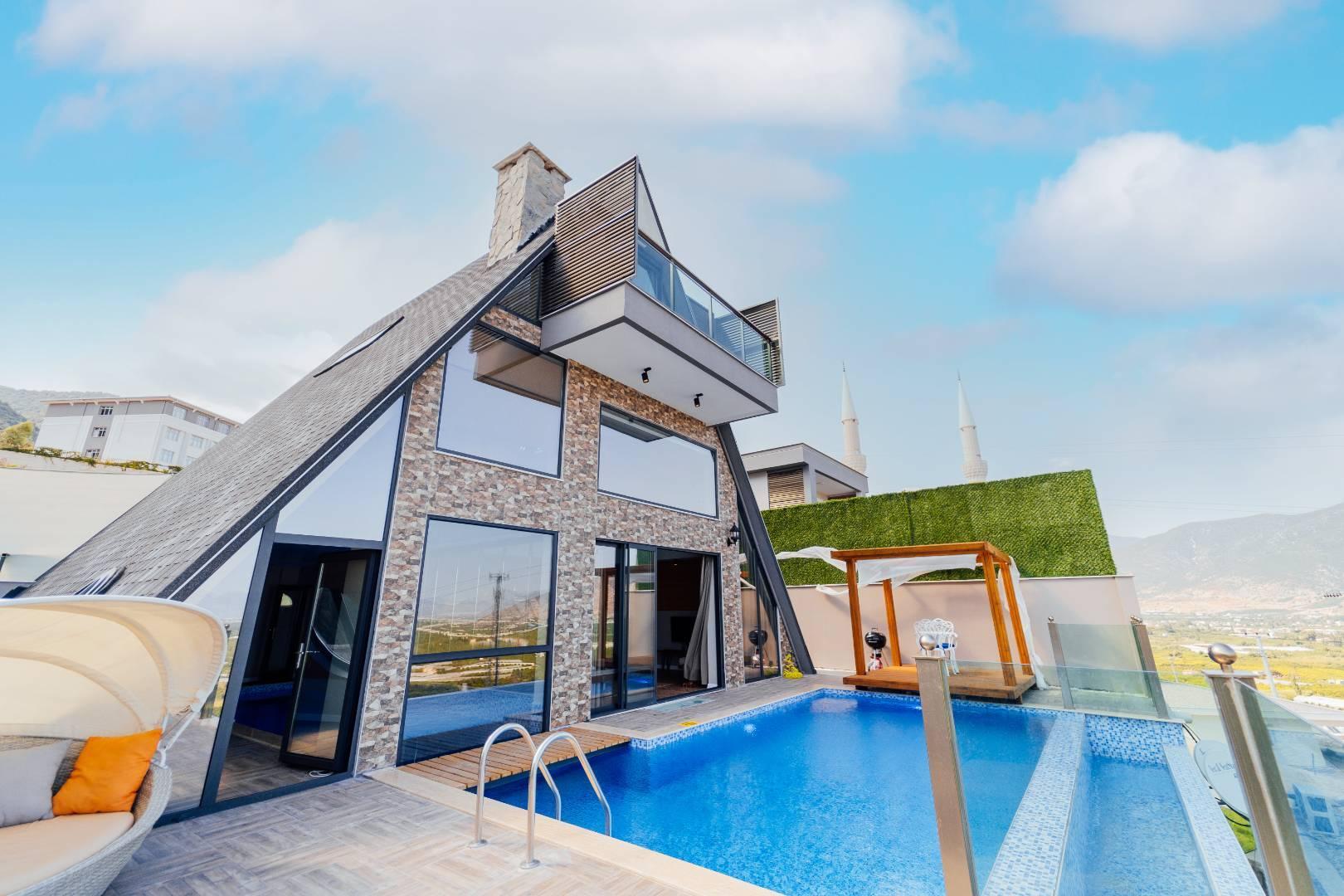 Antalya Finike'de Geniş Bahçeli, Açık ve Kapalı Havuzlu, Şık Villa-36085