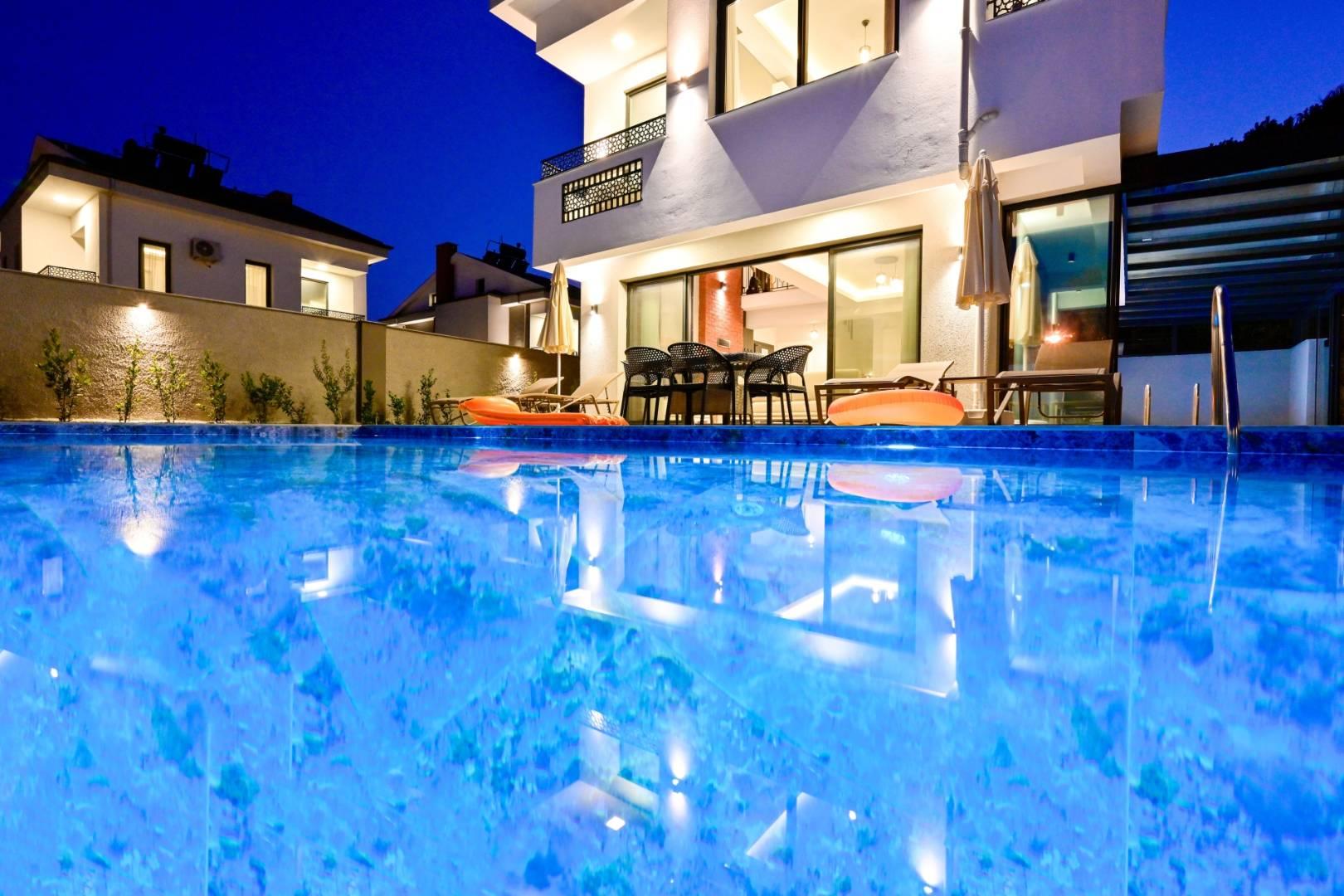 Fethiye Ölüdeniz'de Geniş Ailelere Uygun, Modern Tasarımlı Villa-39038