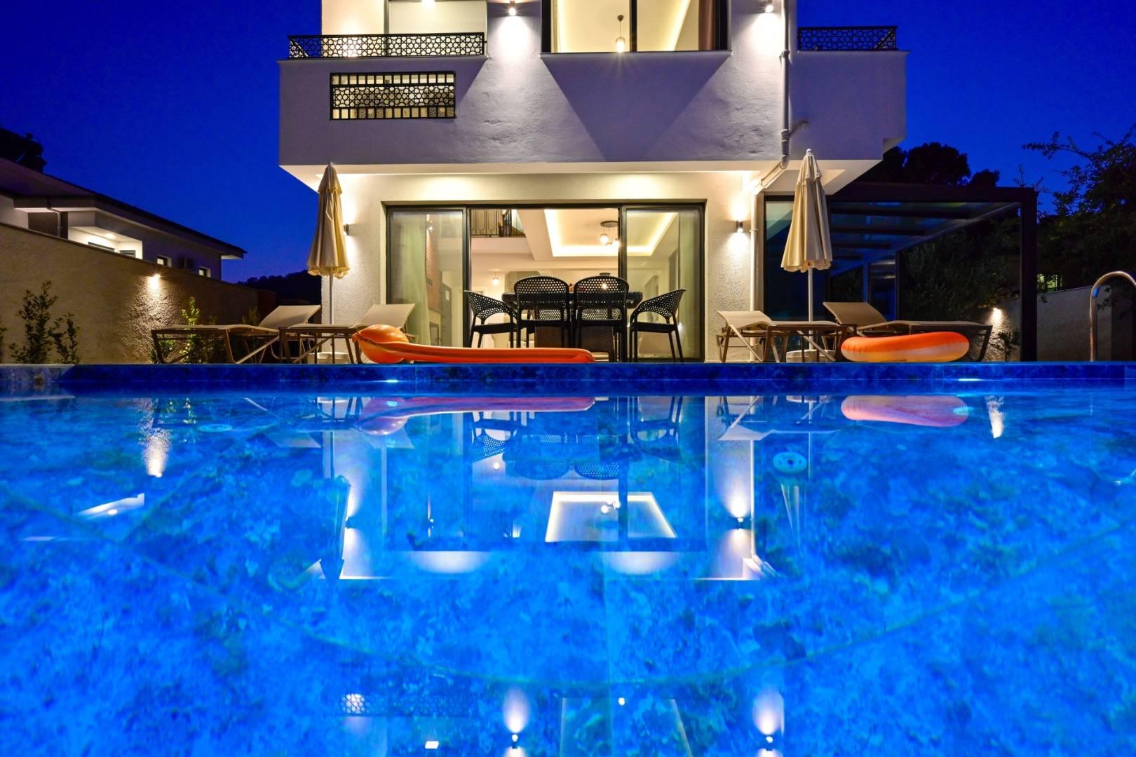 Fethiye Ölüdeniz'de Geniş Ailelere Uygun, Modern Tasarımlı Villa-39038
