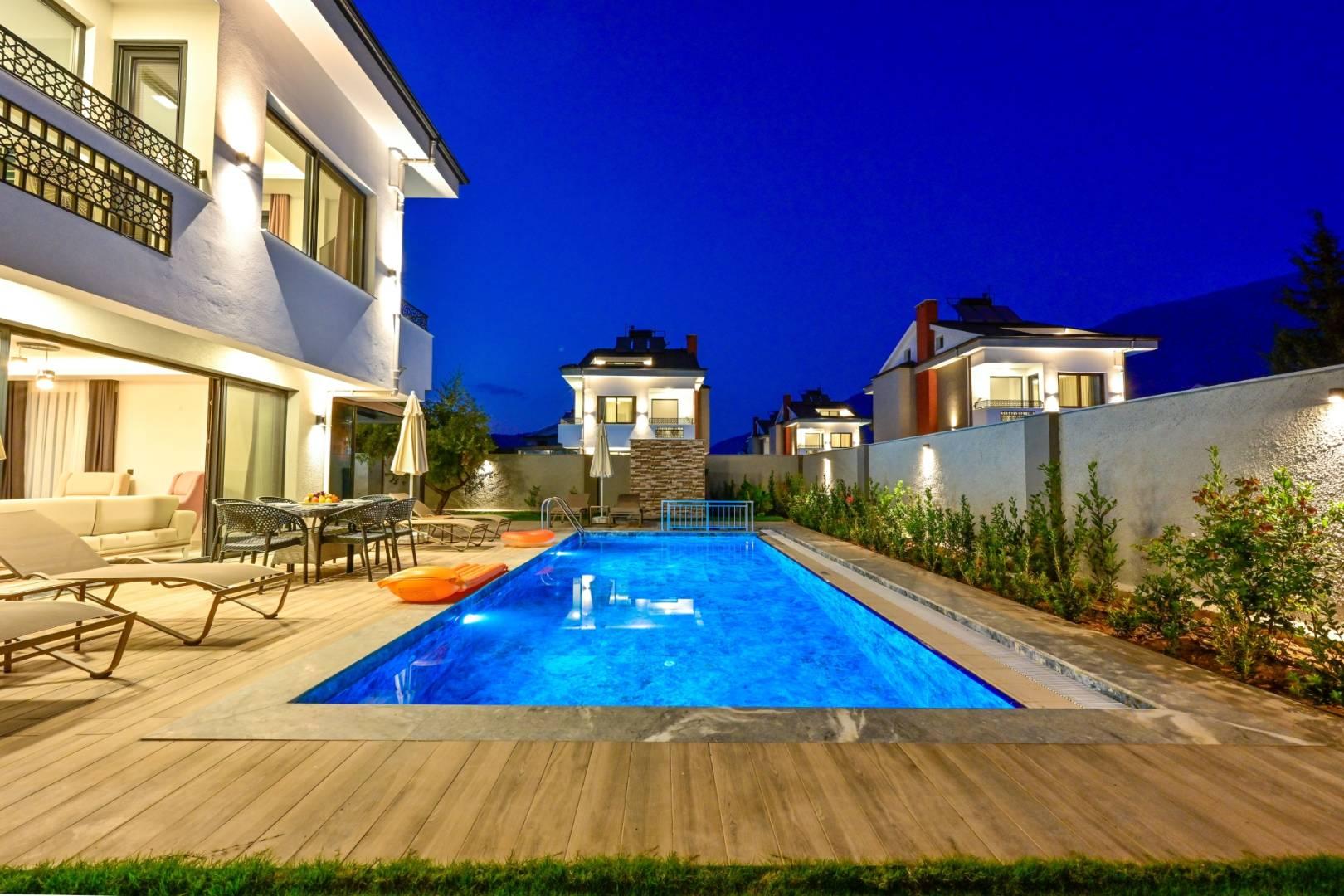 Fethiye Ölüdeniz'de Geniş Ailelere Uygun, Modern Tasarımlı Villa-39038