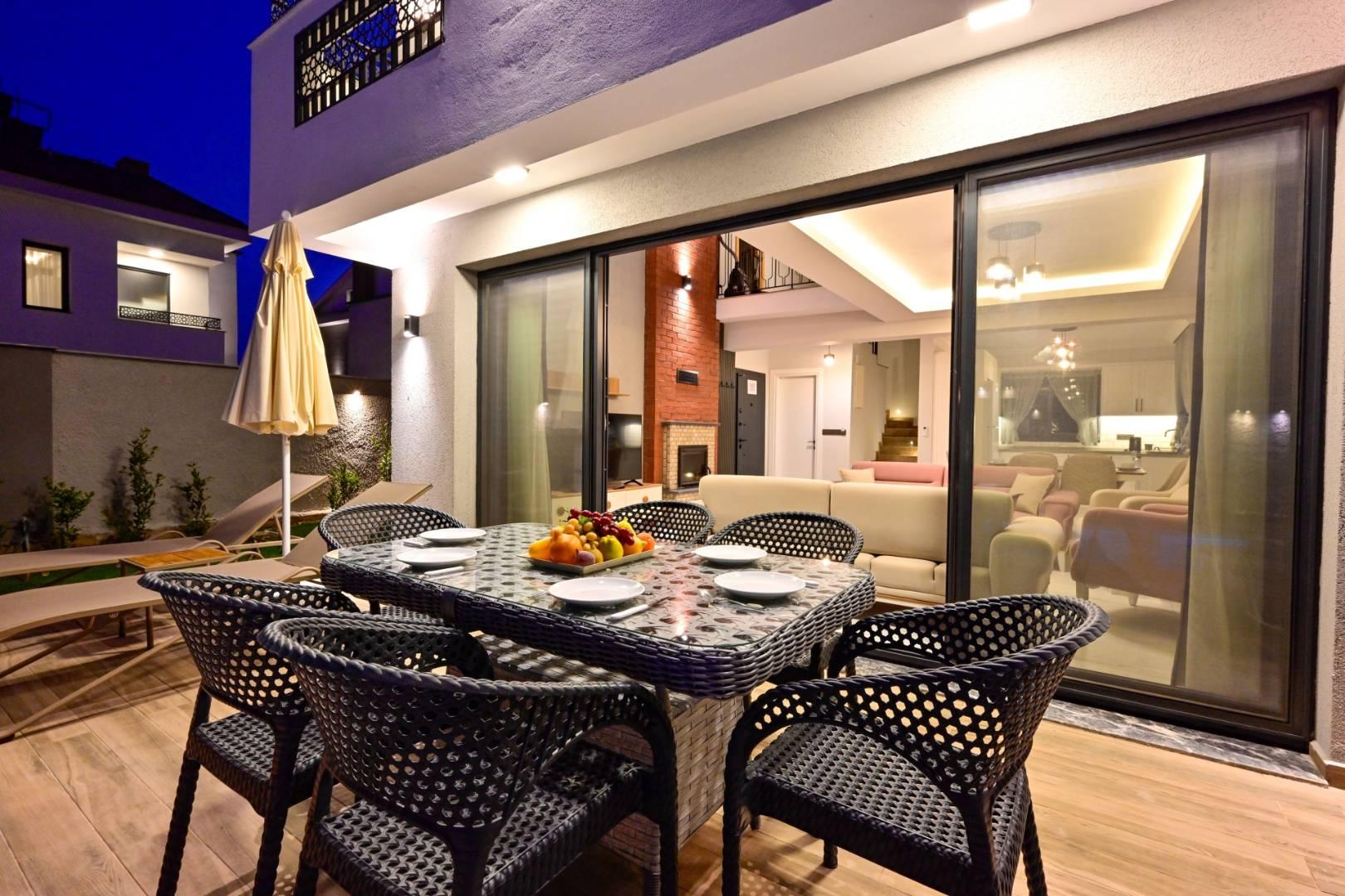 Fethiye Ölüdeniz'de Geniş Ailelere Uygun, Modern Tasarımlı Villa-39038