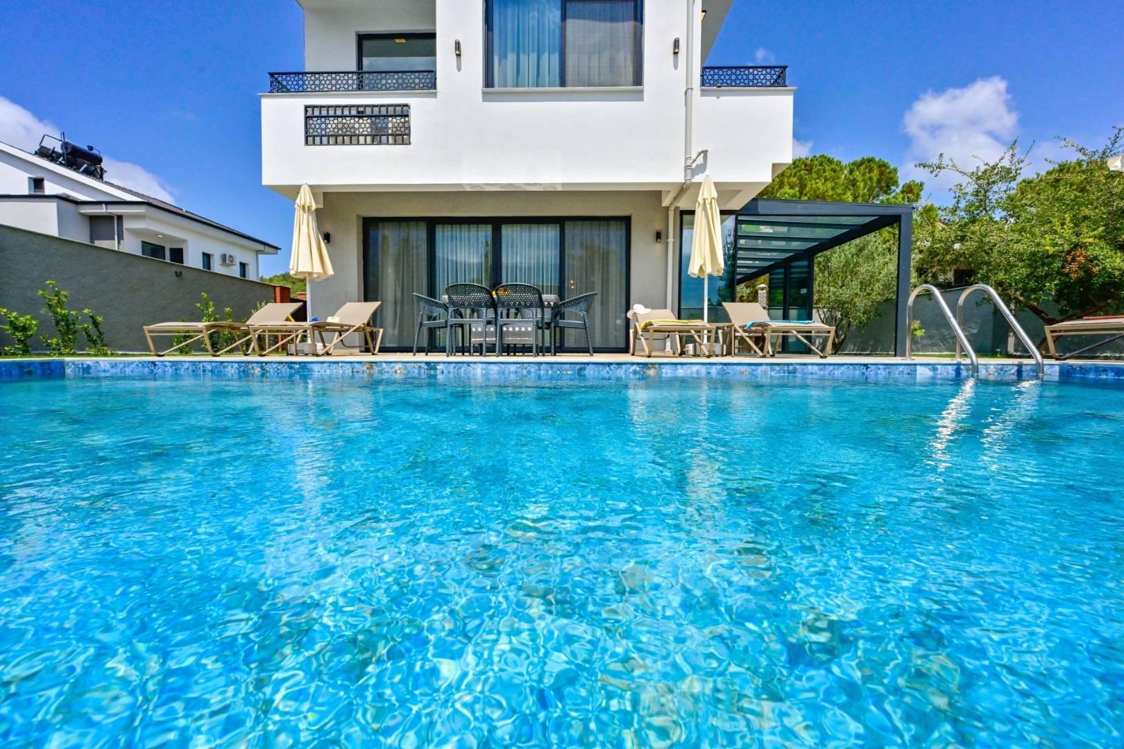 Fethiye Ölüdeniz'de Geniş Ailelere Uygun, Modern Tasarımlı Villa-39038